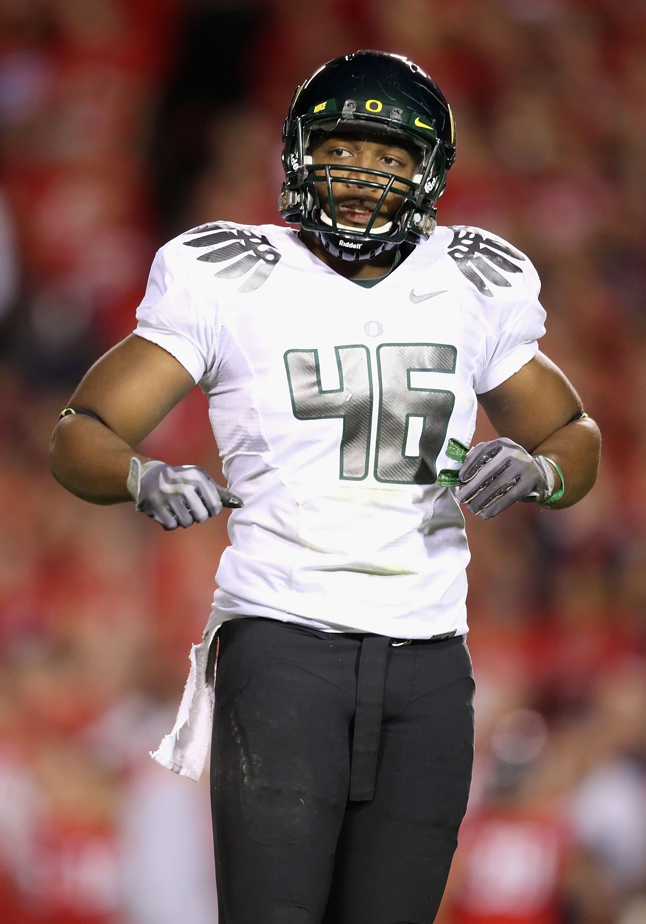 TUCSON, AZ - NOVEMBER 21:  Linebacker Michael Clay #46 of the Oregon Ducks during the college football game against the Arizona Wildcats at Arizona Stadium on November 21, 2009 in Tucson, Arizona. The Ducks defeated the Wildcats 44-41 in second overtime.