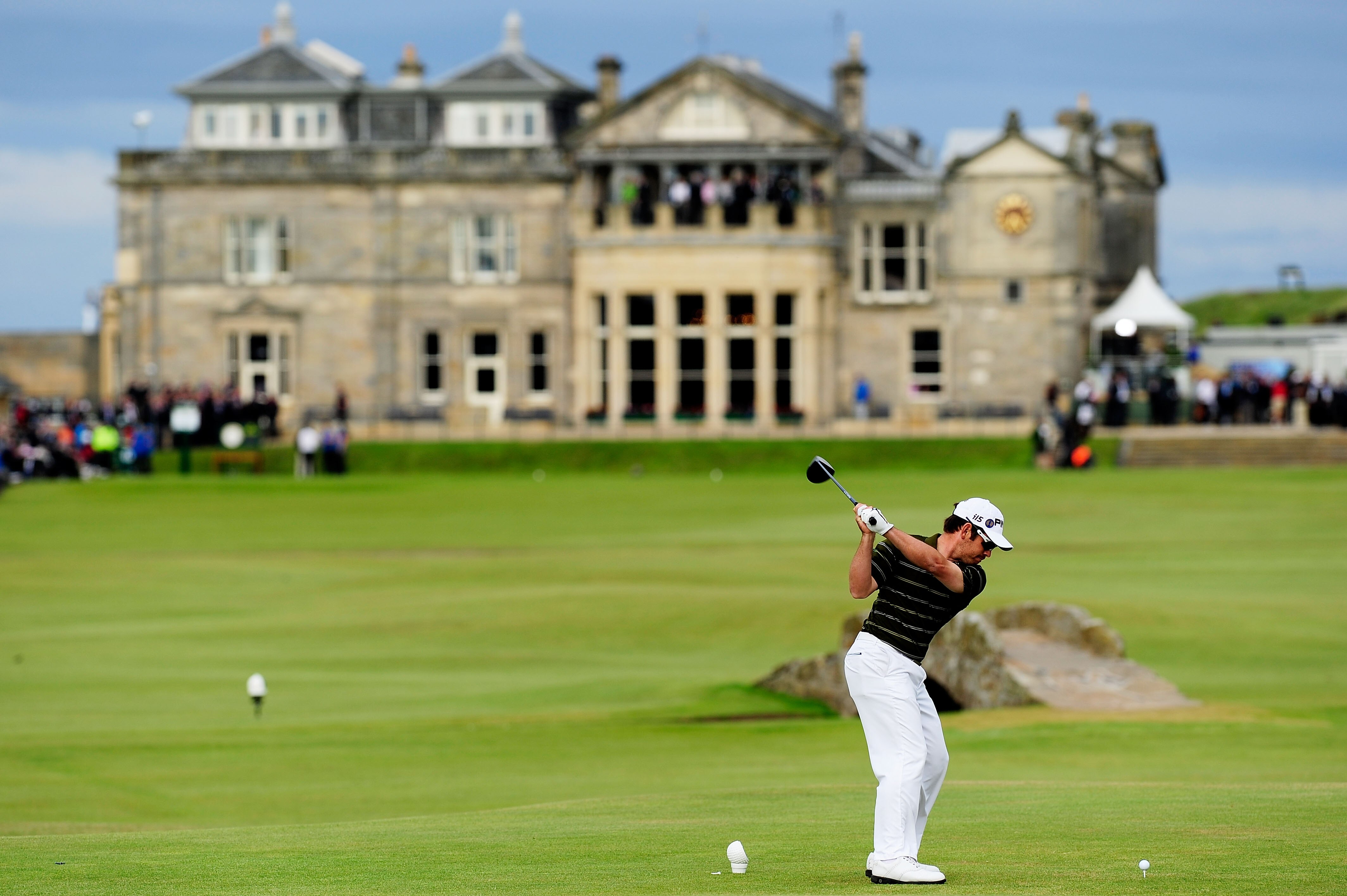 ST ANDREWS, SCOTLAND - JULY 18:  Louis Oosthuizen of South Africa tees off on the 18th hole during the final round of the 139th Open Championship on the Old Course, St Andrews on July 18, 2010 in St Andrews, Scotland.  (Photo by Stuart Franklin/Getty Imag