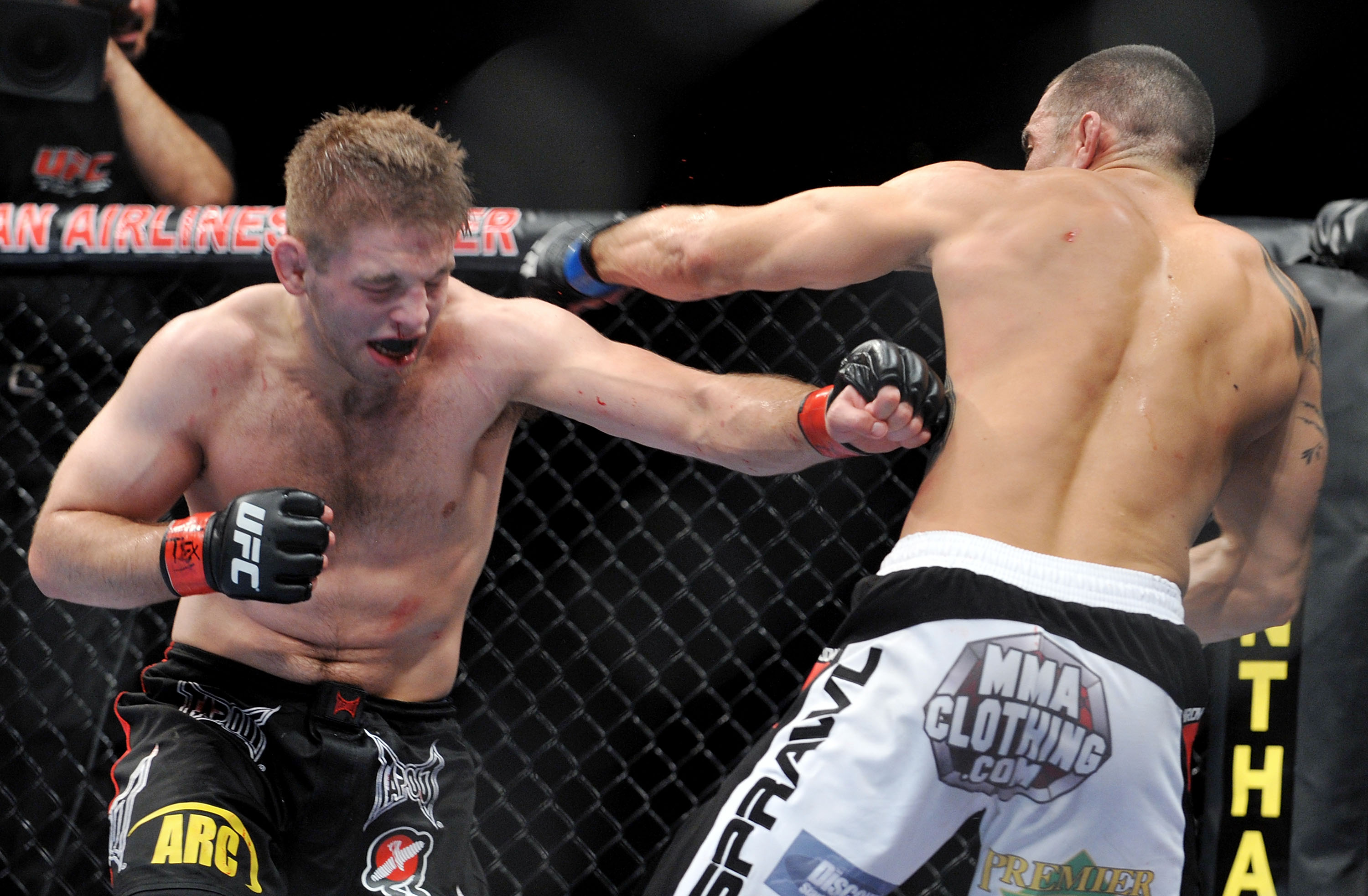 DALLAS - SEPTEMBER 19:  UFC fighter Nik Lentz (L) battles UFC fighter Rafaello Oliveira during their Lightweight bout at UFC 103: Franklin vs. Belfort at the American Airlines Center on September 19, 2009 in Dallas, Texas.  (Photo by Jon Kopaloff/Getty Im