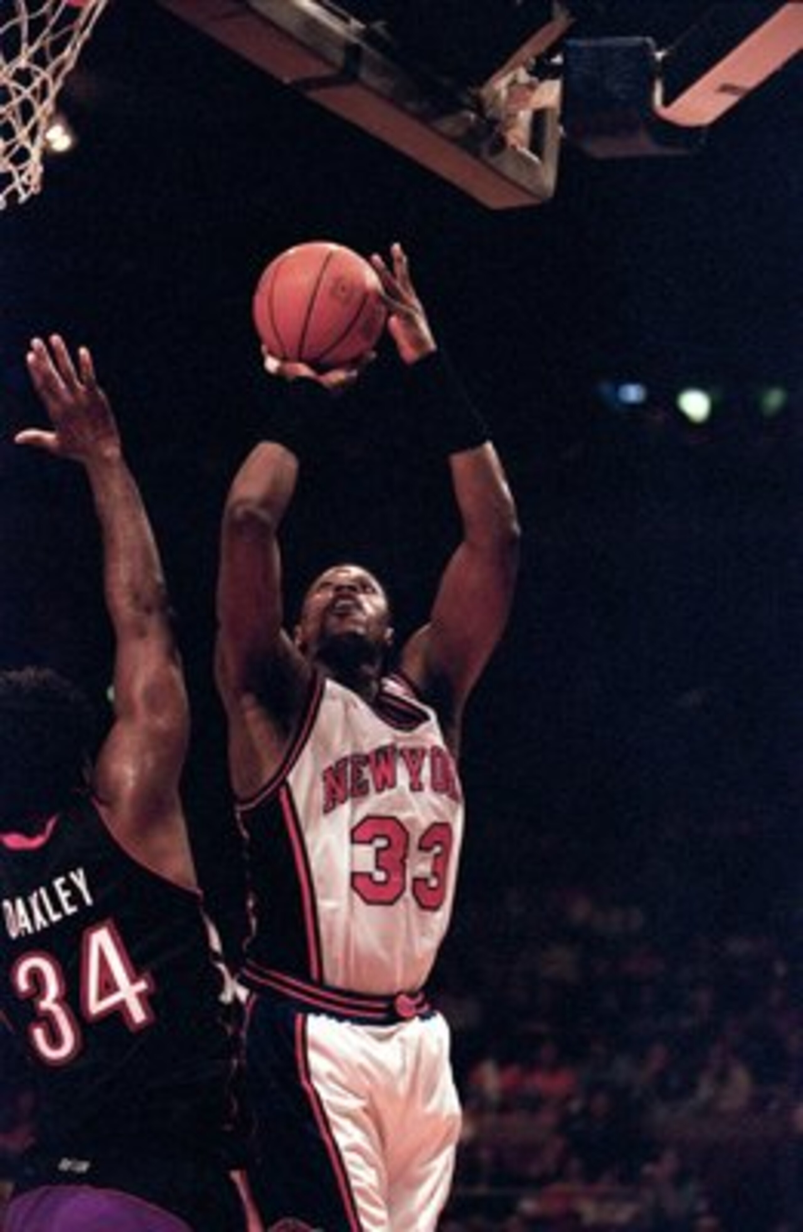 23 Apr 2000: Patrick Ewing #33 of the New York Knicks leaps for the basket as he is guarded by Charles Oakley #34 of the Toronto Raptorsduring the NBA Eastern Conference Round One Game at Madison Square Garden in New York New York. The Knicks defeated the
