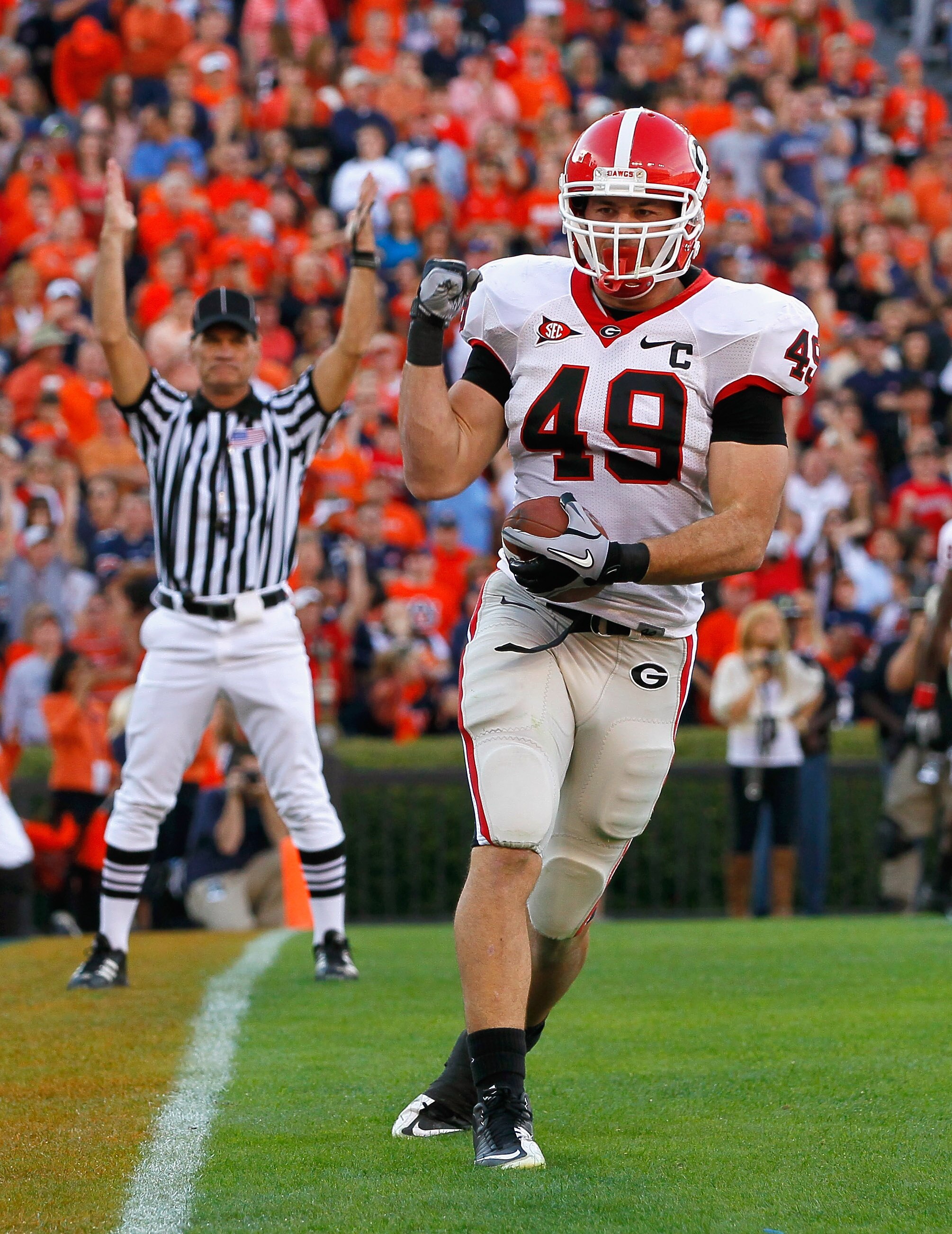 AUBURN, AL - NOVEMBER 13:  Shaun Chapas #49 of the Georgia Bulldogs reacts after a touchdown reception against the Auburn Tigers at Jordan-Hare Stadium on November 13, 2010 in Auburn, Alabama.  (Photo by Kevin C. Cox/Getty Images)