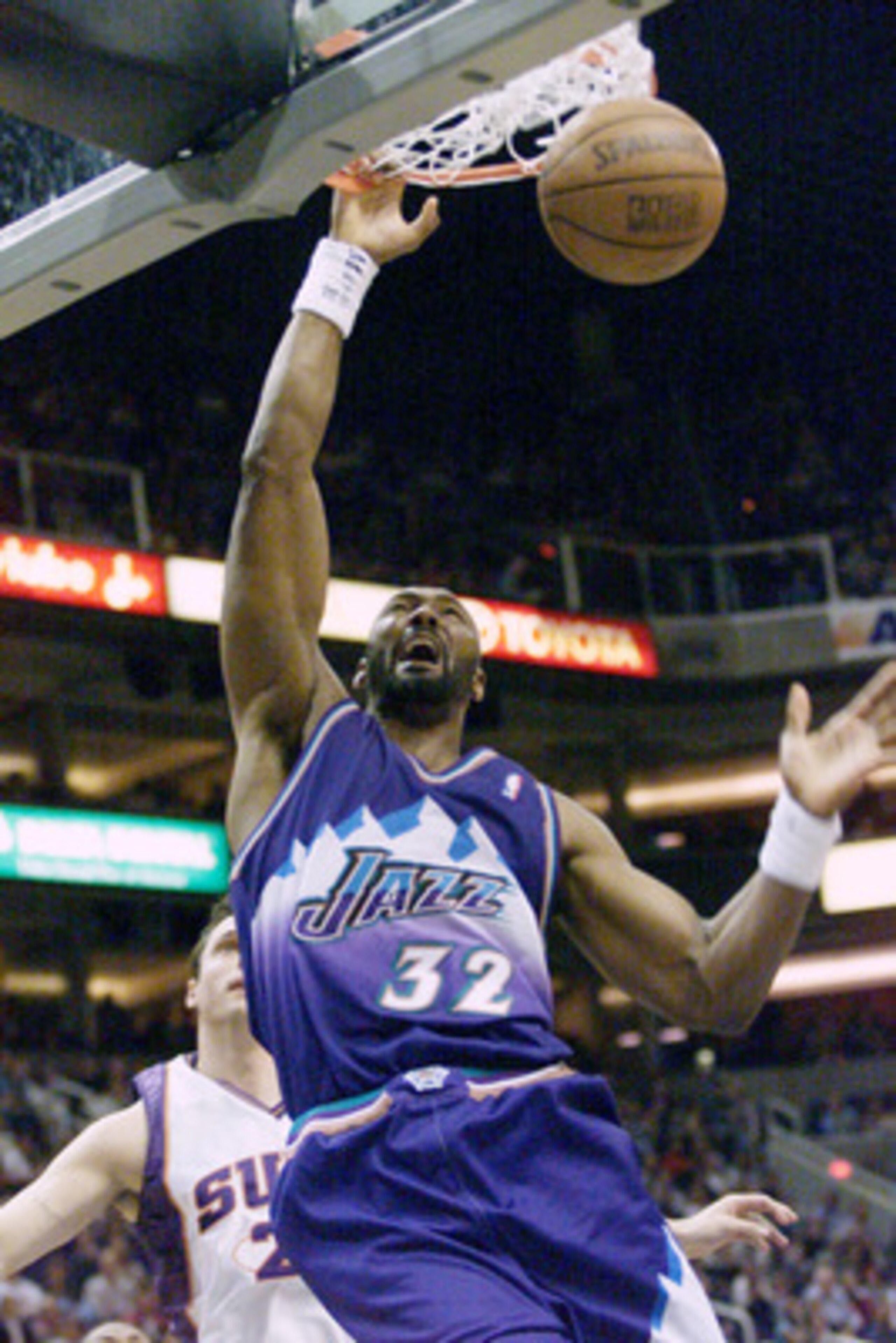 25 Feb 2001: #32 Karl Malone  of the Utah Jazz dunks the ball againt the Pheonix Suns at Amerca West Arena in Phoenix, Arizona. DIGITAL IMAGE. Mandatory Credit: Tom Hauck/ALLSPORT. NOTE TO USER: It is expressly understood that the only rights Allsport are