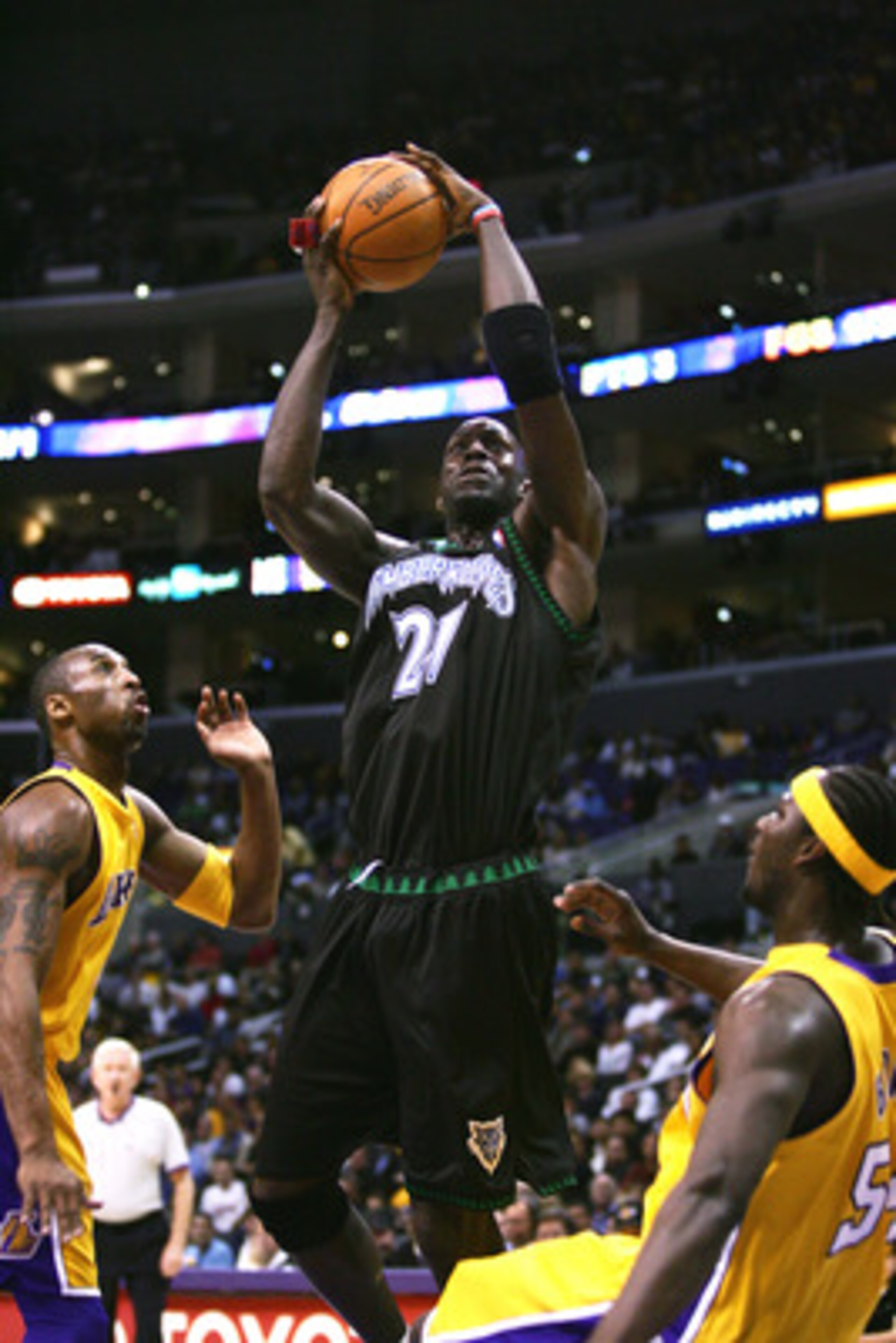 LOS ANGELES - MARCH 15: Kevin Garnett #21 of the Minnesota Timberwolves shoots against the Los Angeles Lakers during the game at the Staples Center on March 15, 2006 in Los Angeles, California. The Lakers won 92-89.  NOTE TO USER: User expressly acknowled