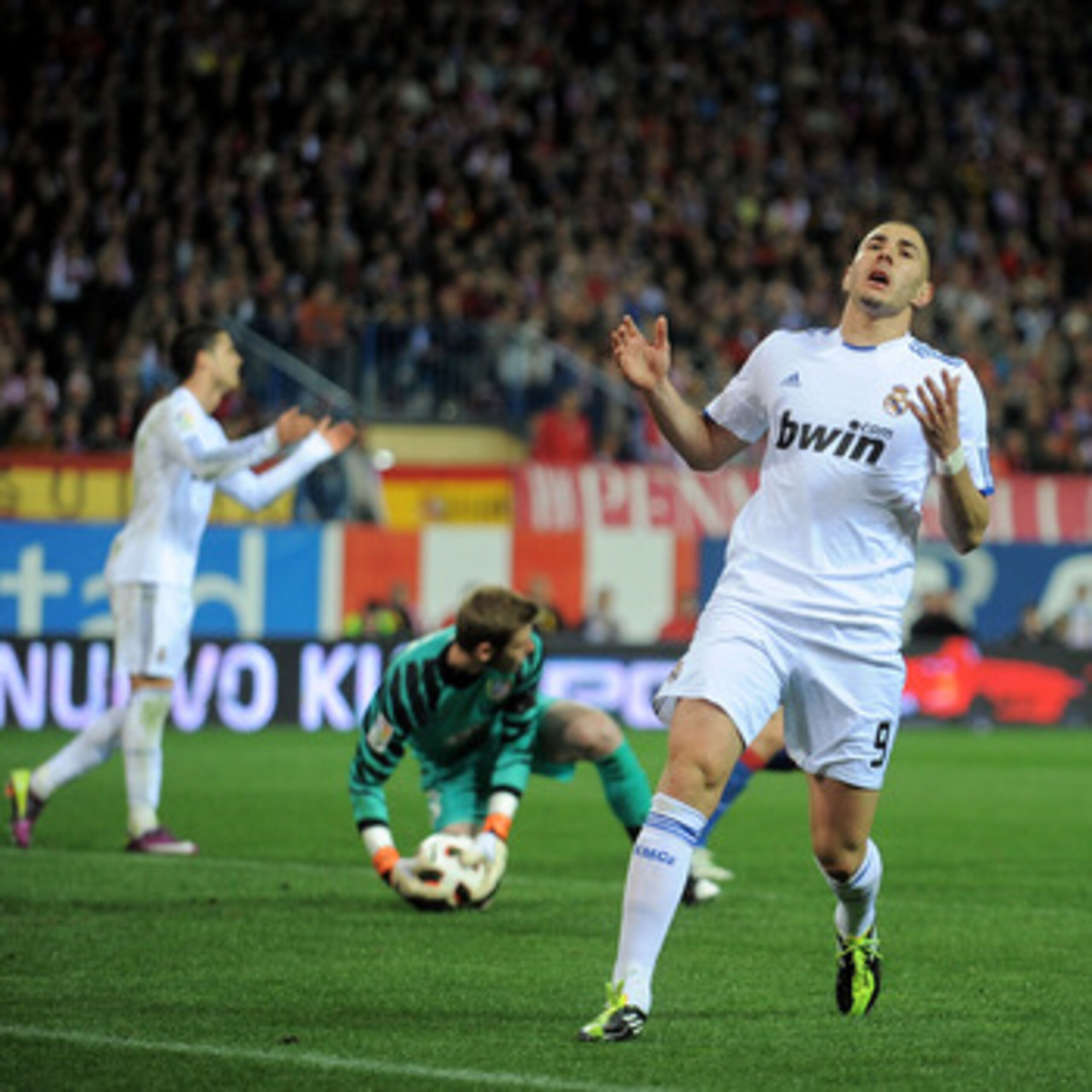 MADRID, SPAIN - MARCH 19: Karim Benzema of Real Madrid reacts after his shot at goal was saved   during the La Liga match between Atletico Madrid and Real Madrid at Vicente Calderon Stadium on March 19, 2011 in Madrid, Spain.  (Photo by Denis Doyle/Getty 