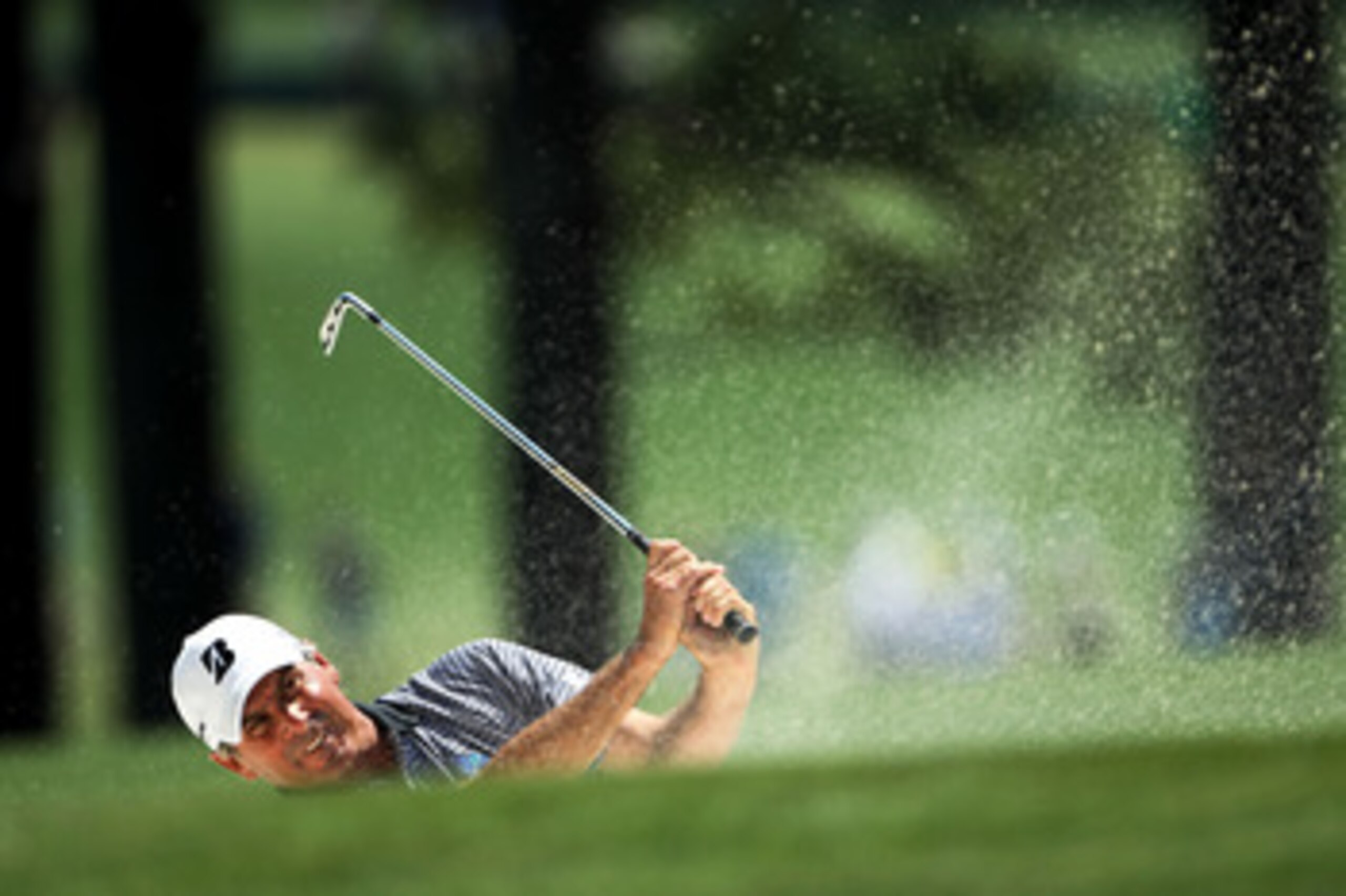 AUGUSTA, GA - APRIL 10:  Fred Couples his a bunker shot on the first hole during the final round of the 2011 Masters Tournament on April 10, 2011 in Augusta, Georgia.  (Photo by Jamie Squire/Getty Images)