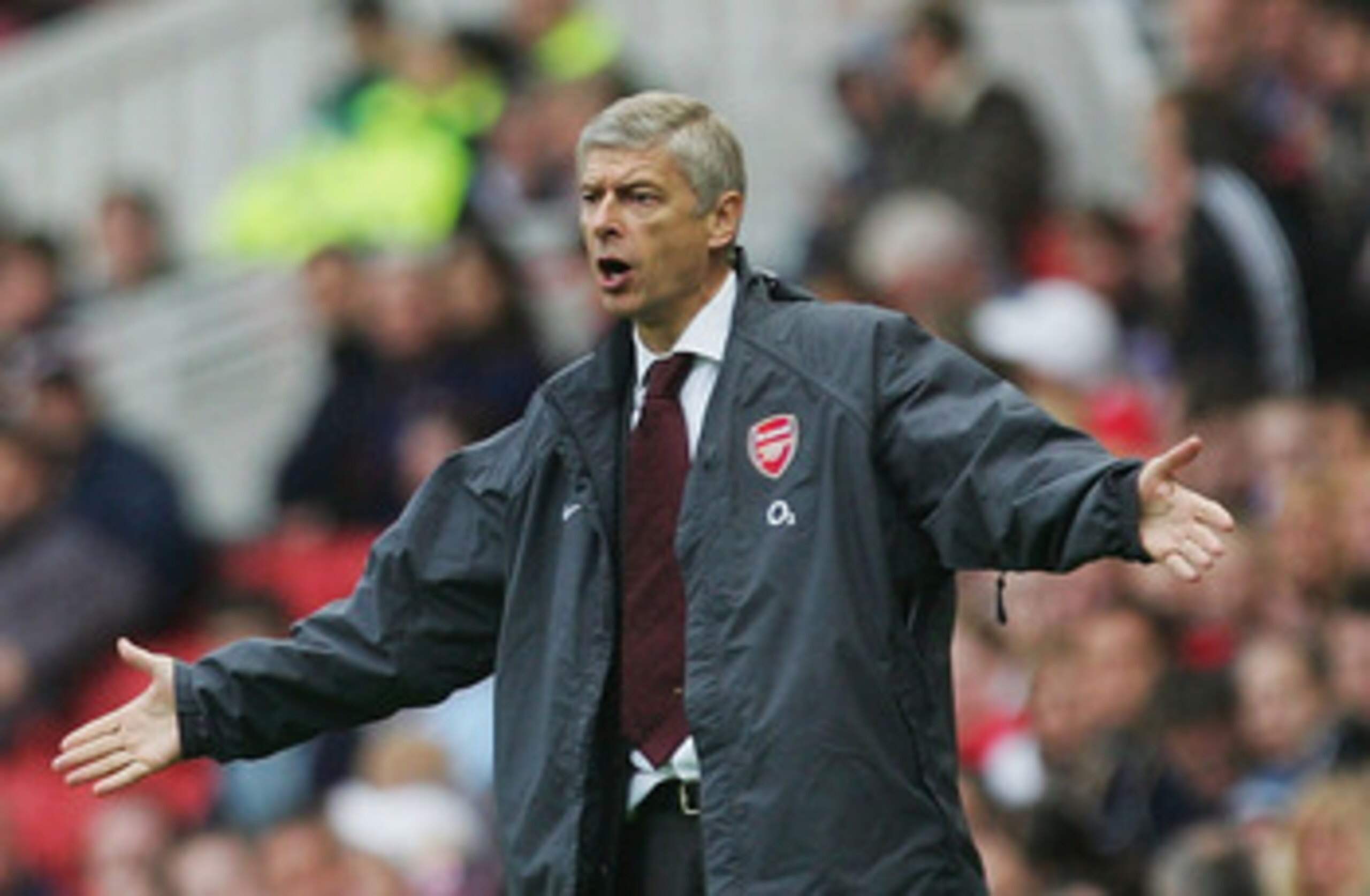 MIDDLESBROUGH, ENGLAND - SEPTEMBER 10 : Arsene Wenger of Arsenal questions his players during the Barclays Premiership match between Middlesbrough and Arsenal on September 10,  2005 in Middlesbrough, England.  (Photo by Laurence Griffiths/Getty Images)