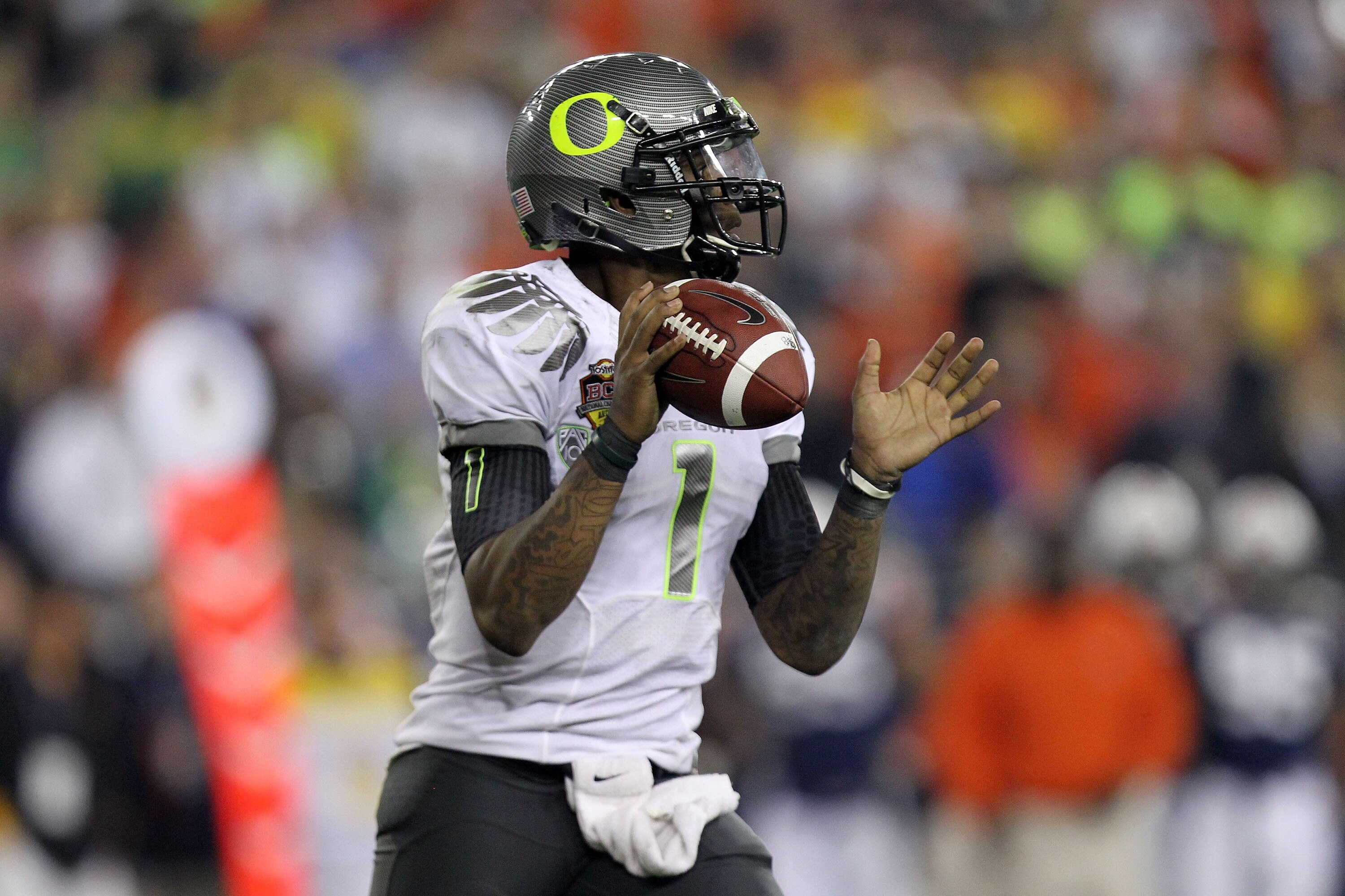 GLENDALE, AZ - JANUARY 10:  Darron Thomas #1 of the Oregon Ducks scrambles against the Auburn Tigers during the Tostitos BCS National Championship Game at University of Phoenix Stadium on January 10, 2011 in Glendale, Arizona.  (Photo by Ronald Martinez/G