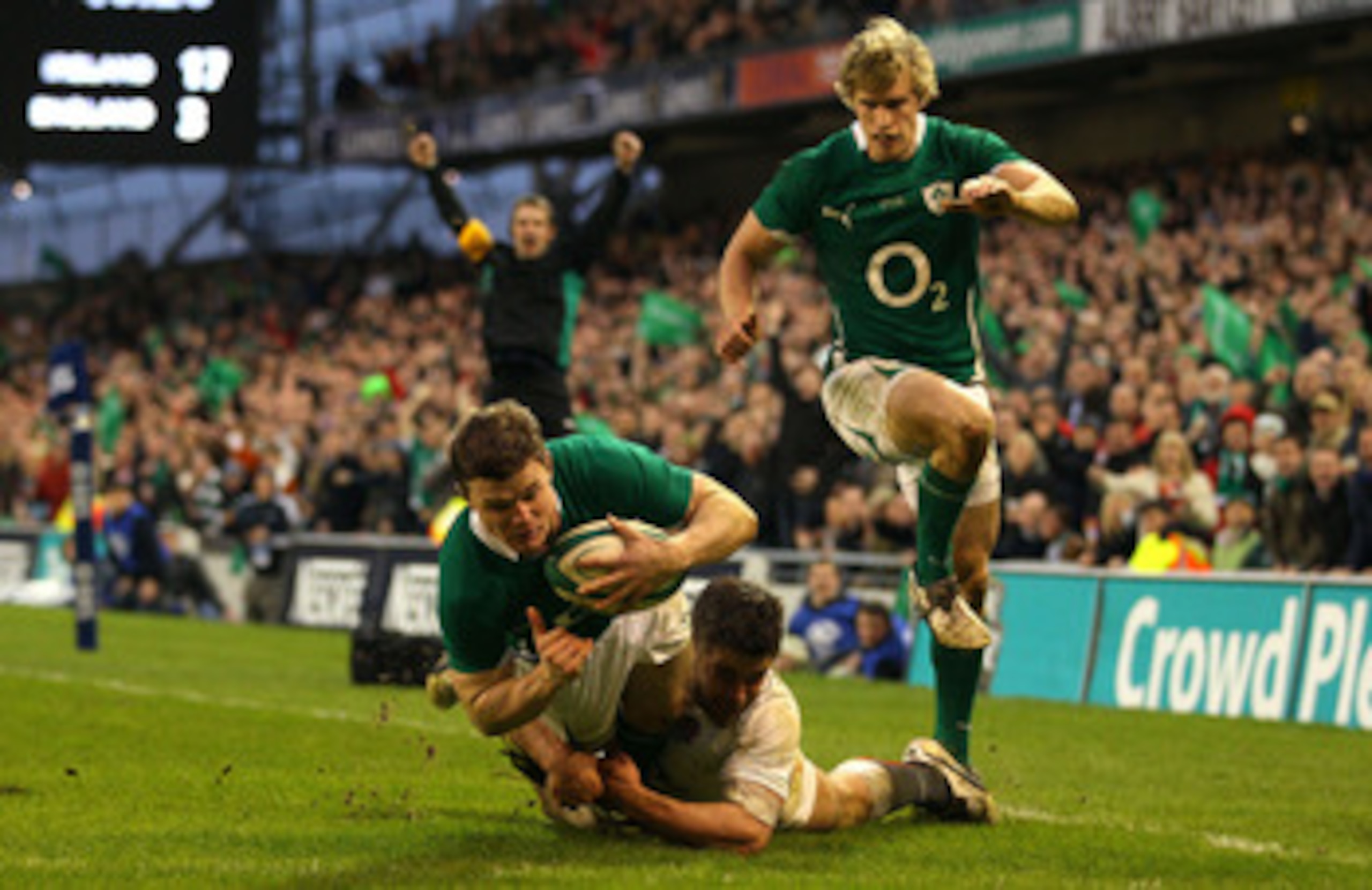 DUBLIN, IRELAND - MARCH 19:  Ireland centre Brian O'Driscoll goes past Nick Easter to score a try during the RBS 6 Nations match between Ireland and England at Aviva Stadium on March 19, 2011 in Dublin, Ireland.  (Photo by Stu Forster/Getty Images)