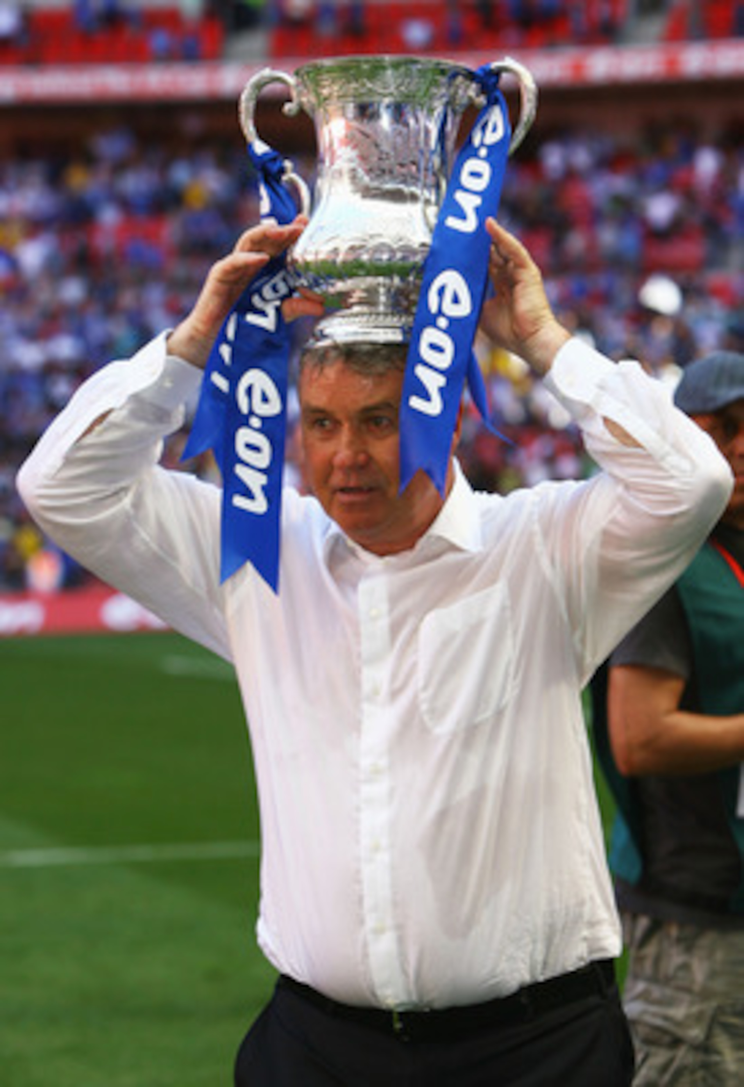 LONDON, ENGLAND - MAY 30:  Chelsea Manager Guus Hiddink lifts the trophy after the FA Cup sponsored by E.ON Final match between Chelsea and Everton at Wembley Stadium on May 30, 2009 in London, England.  (Photo by Alex Livesey/Getty Images)