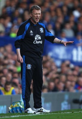 LIVERPOOL, ENGLAND - APRIL 16:  Everton manager David Moyes shouts instructions to his team during the Barclays Premier League match between Everton and Blackburn Rovers at  Goodison Park on April 16, 2011 in Liverpool, England.  (Photo by Clive Brunskill