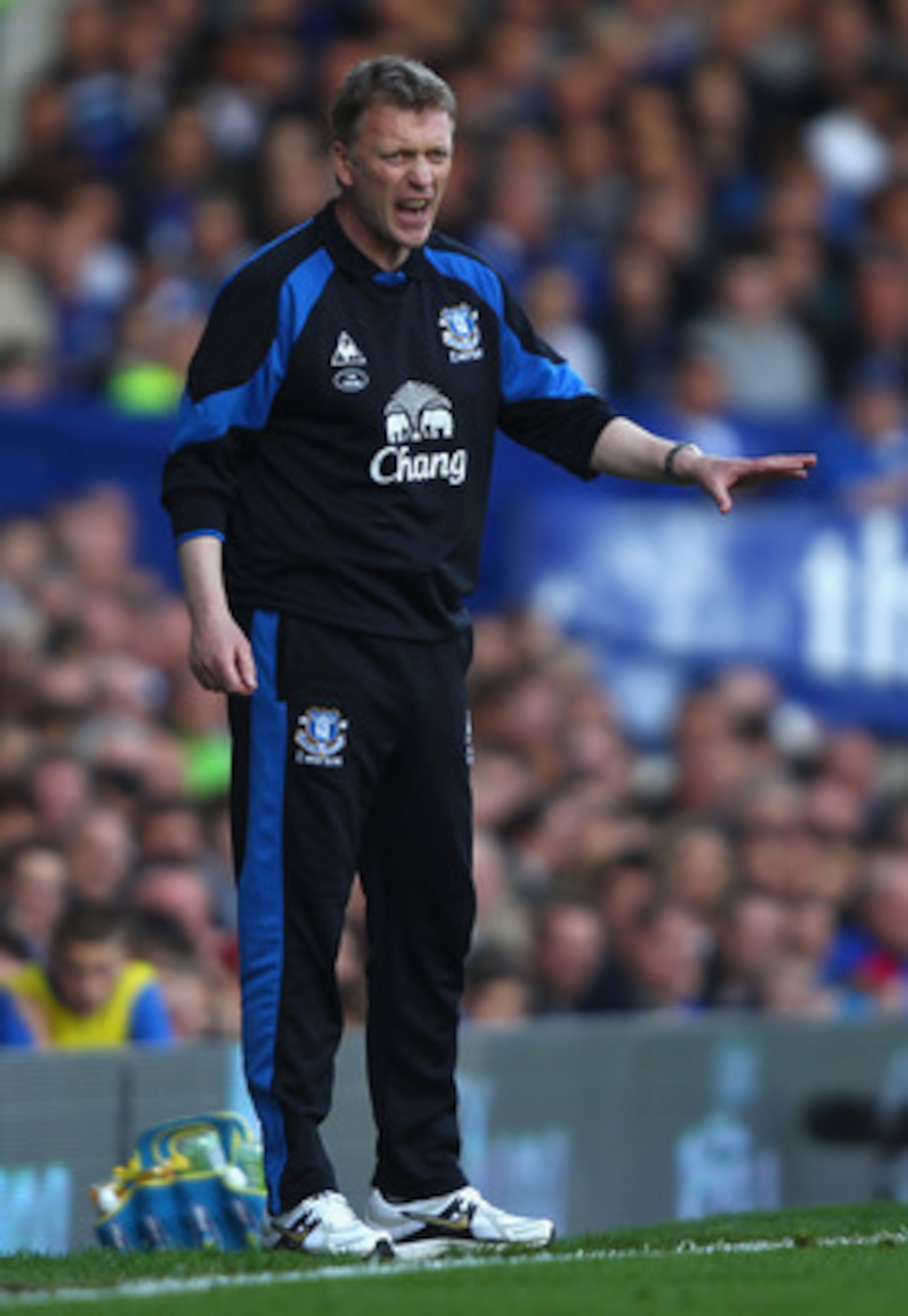 LIVERPOOL, ENGLAND - APRIL 16:  Everton manager David Moyes shouts instructions to his team during the Barclays Premier League match between Everton and Blackburn Rovers at  Goodison Park on April 16, 2011 in Liverpool, England.  (Photo by Clive Brunskill