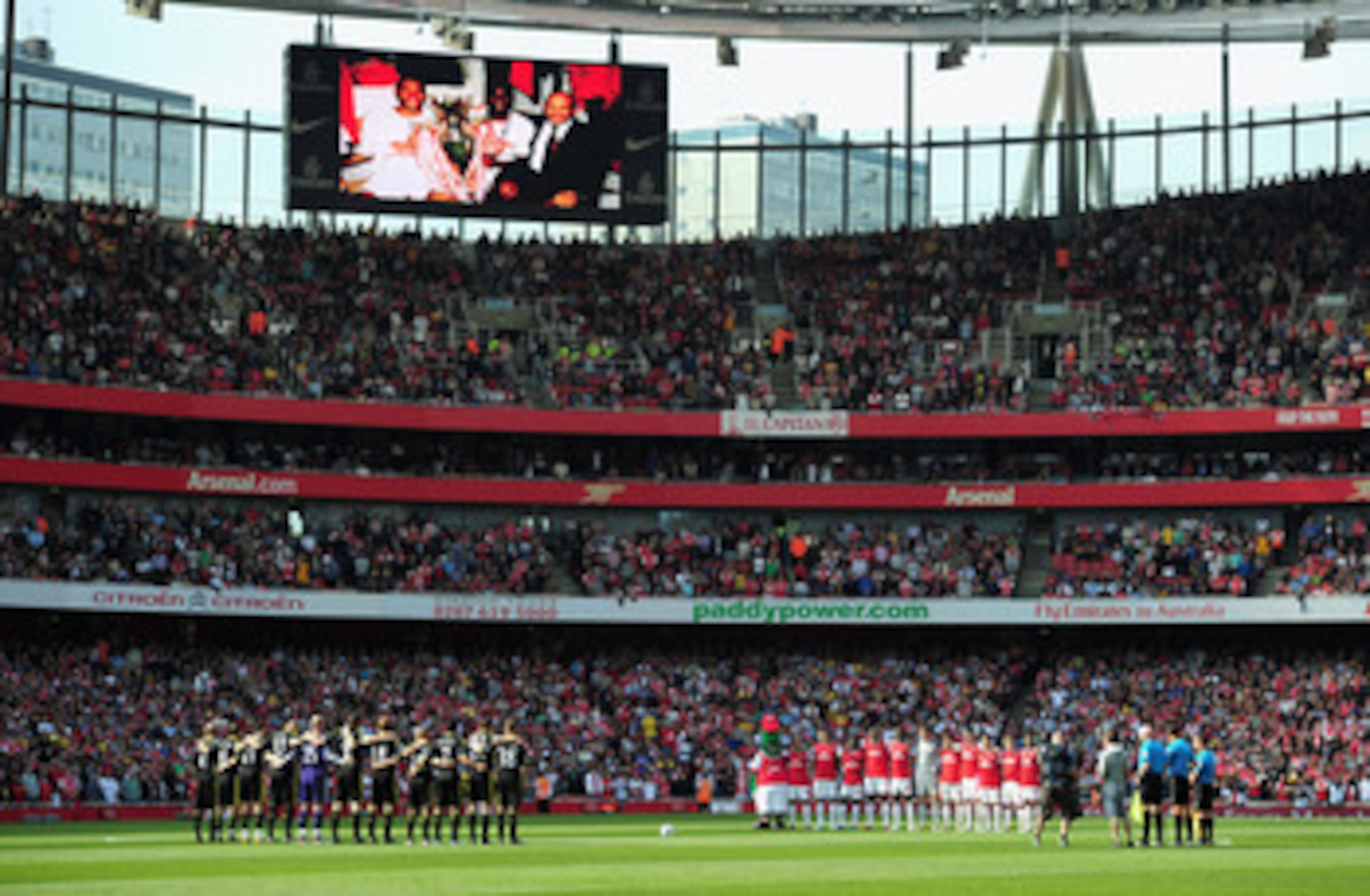 LONDON, ENGLAND - APRIL 17:  A general view during a minute's silence in tribute to former Arsenal director Danny Fiszman and the 96 Liverpool supporters who died in the Hillborough tragedy ahead of the Barclays Premier League match between Arsenal and Li