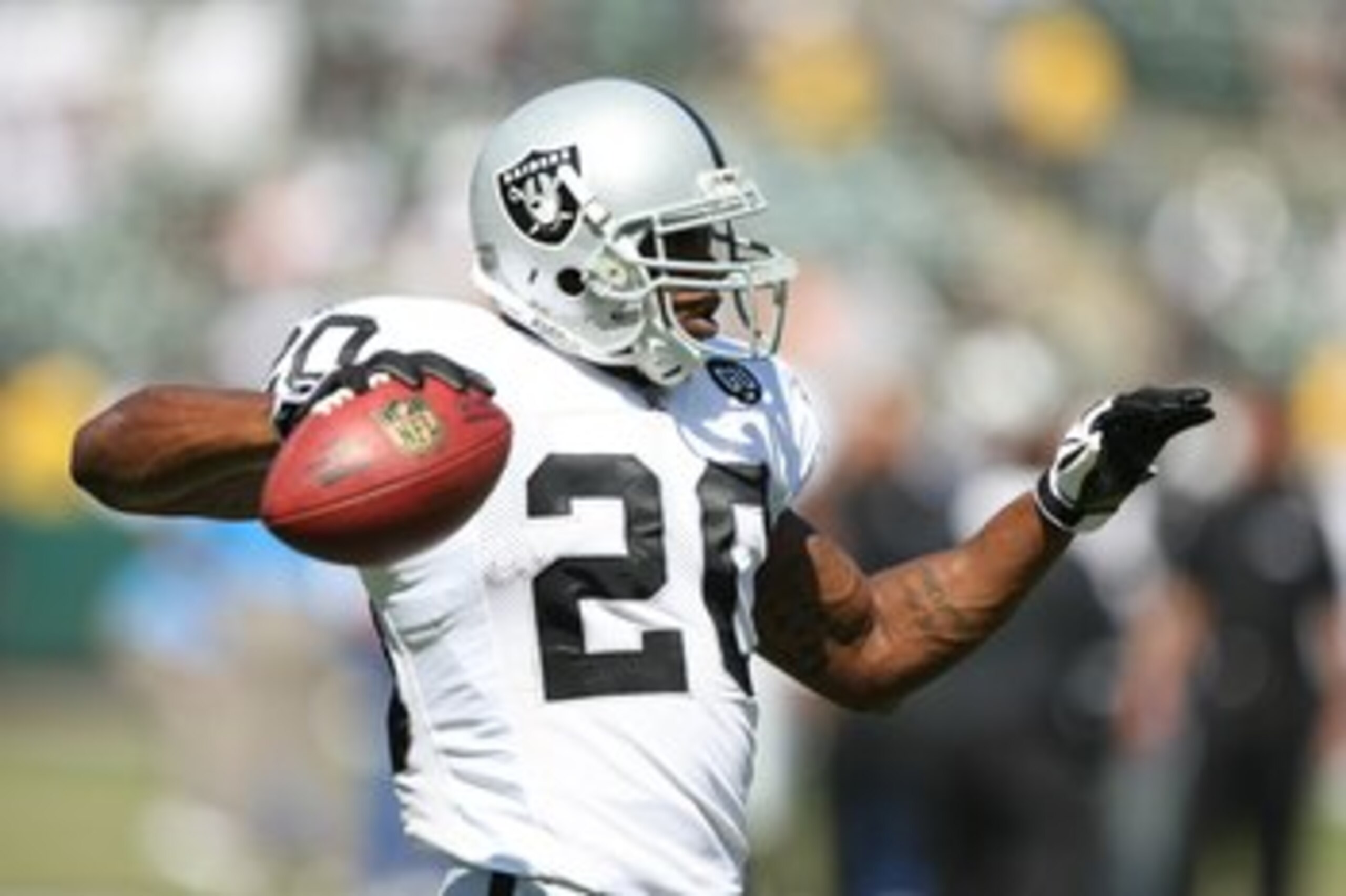 OAKLAND, CA - SEPTEMBER 28:  Darren McFadden #20 of the Oakland Raiders warms up before the game against the San Diego Chargers on September 28, 2008 at Oakland Coliseum in Oakland, California. (Photo by Jed Jacobsohn/Getty Images)