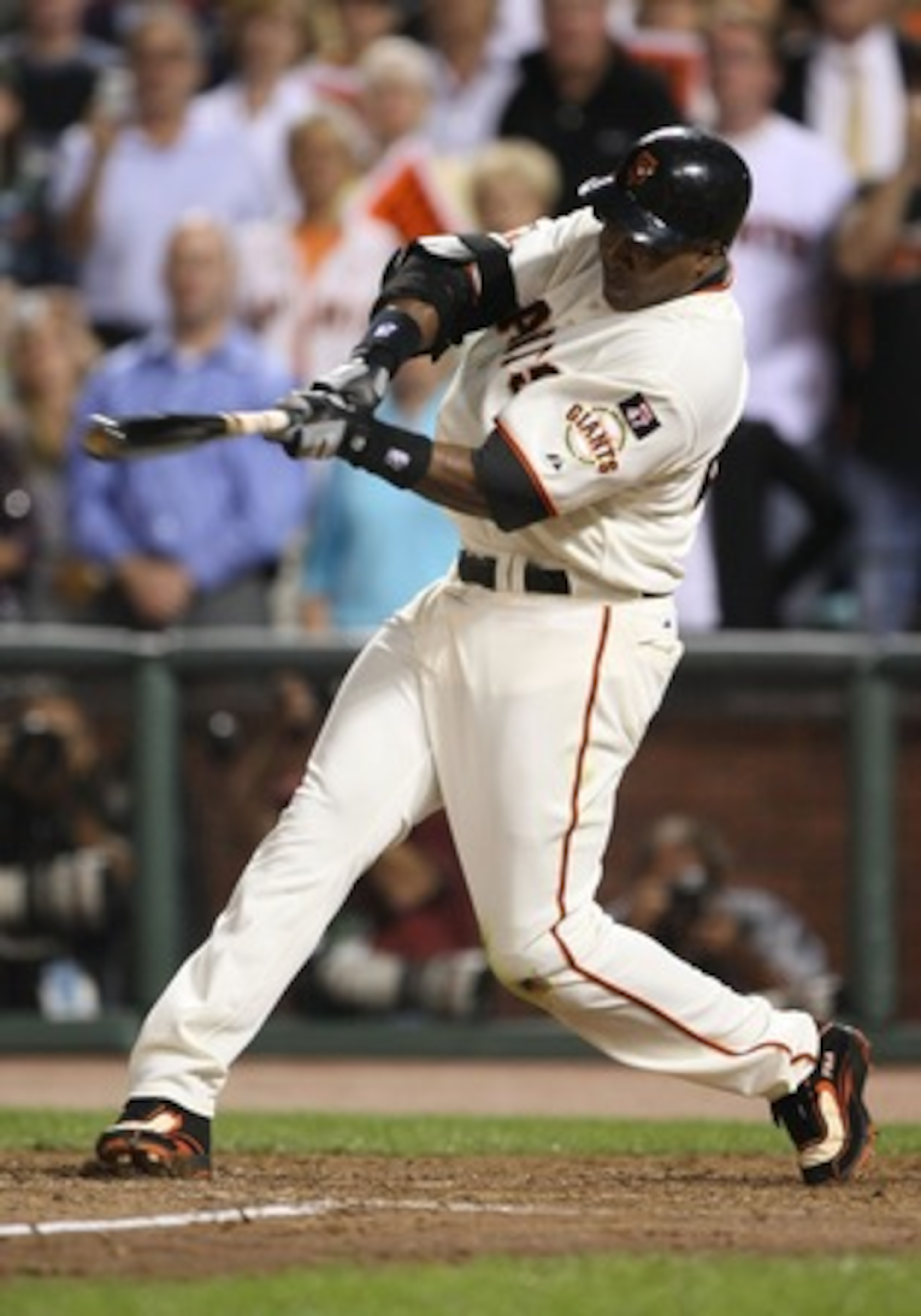 SAN FRANCISCO - SEPTEMBER 26:  Barry Bonds #25 of the San Francisco Giants flies out during his final home at bat as a Giant against the San Diego Padres during a Major League Baseball game on September 26, 2007 at AT&T Park in San Francisco, California. 