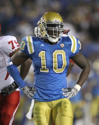 PASADENA, CA - SEPTEMBER 18:  Linebacker Akeem Ayers #10 of the UCLA Bruins in the game with the Houston Cougars at the Rose Bowl on September 18, 2010 in Pasadena, California.  UCLA won 31-13.  (Photo by Stephen Dunn/Getty Images)