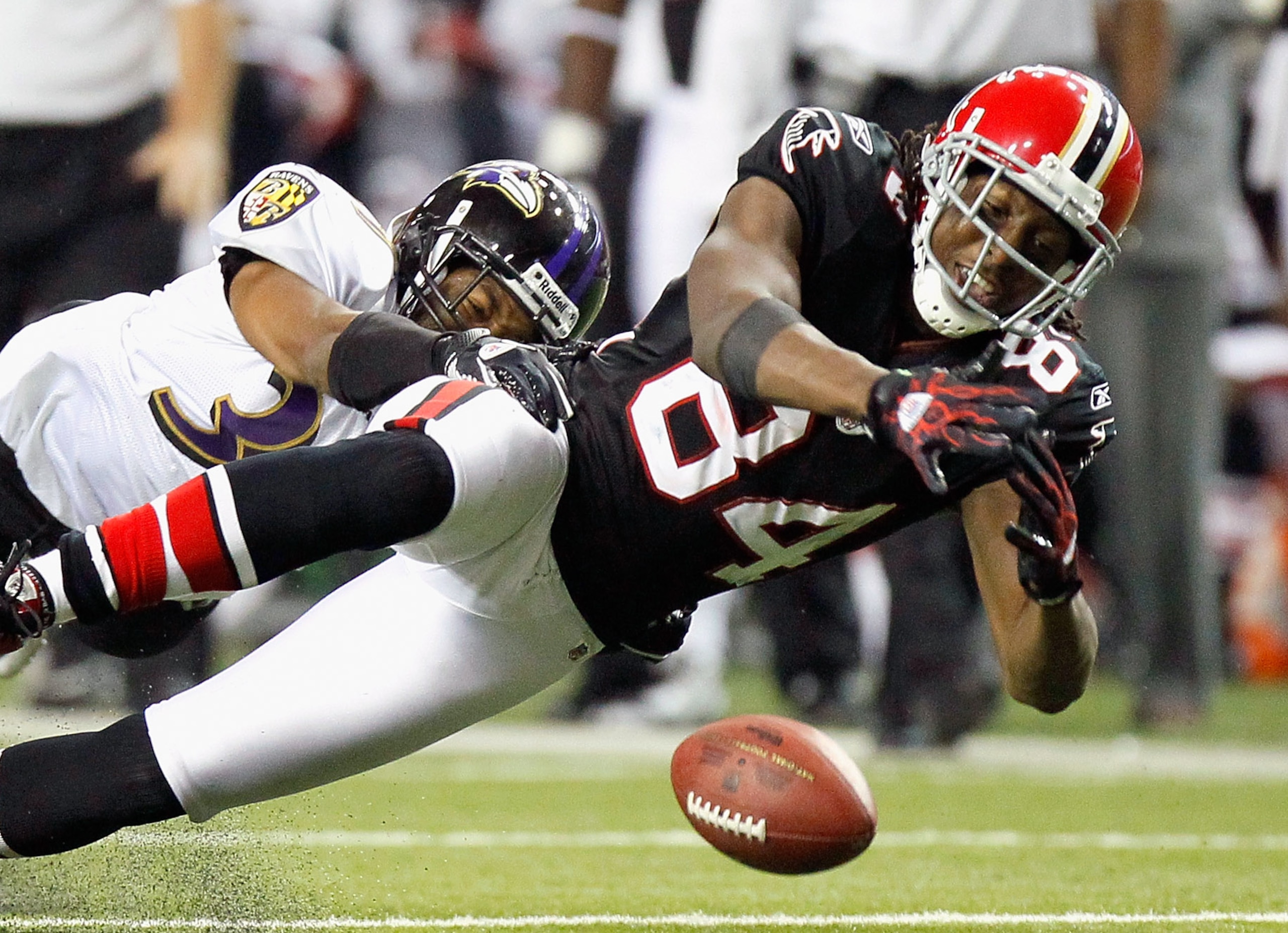 ATLANTA - NOVEMBER 11:  Roddy White #84 of the Atlanta Falcons drops this reception against Josh Wilson #37 of the Baltimore Ravens at Georgia Dome on November 11, 2010 in Atlanta, Georgia.  (Photo by Kevin C. Cox/Getty Images)