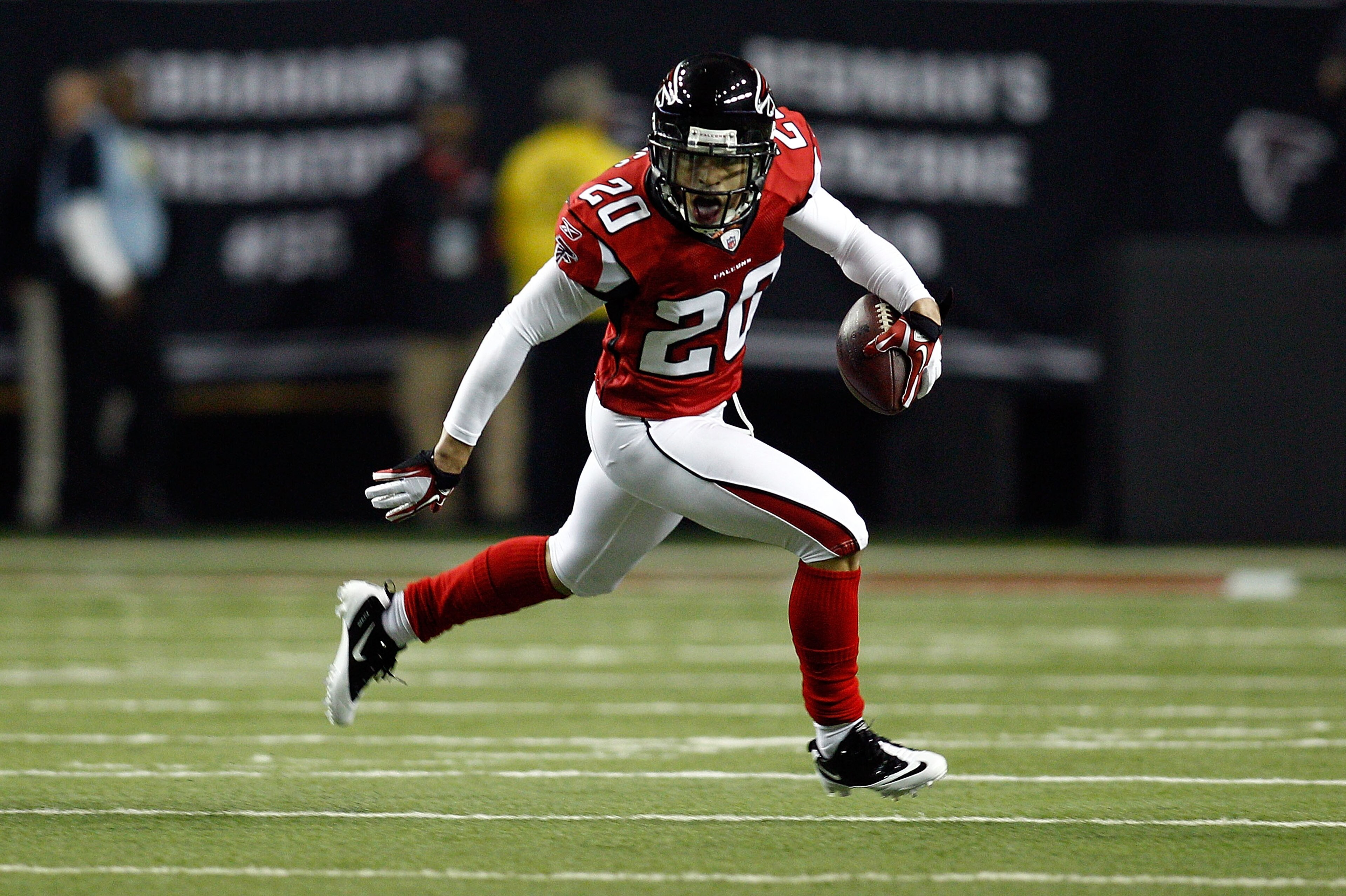 ATLANTA, GA - JANUARY 15:  Brent Grimes #20 of the Atlanta Falcons returns a fumble by Greg Jenning #85 of the Green Bay Packers in the first quarter during their 2011 NFC divisional playoff game at Georgia Dome on January 15, 2011 in Atlanta, Georgia.  (