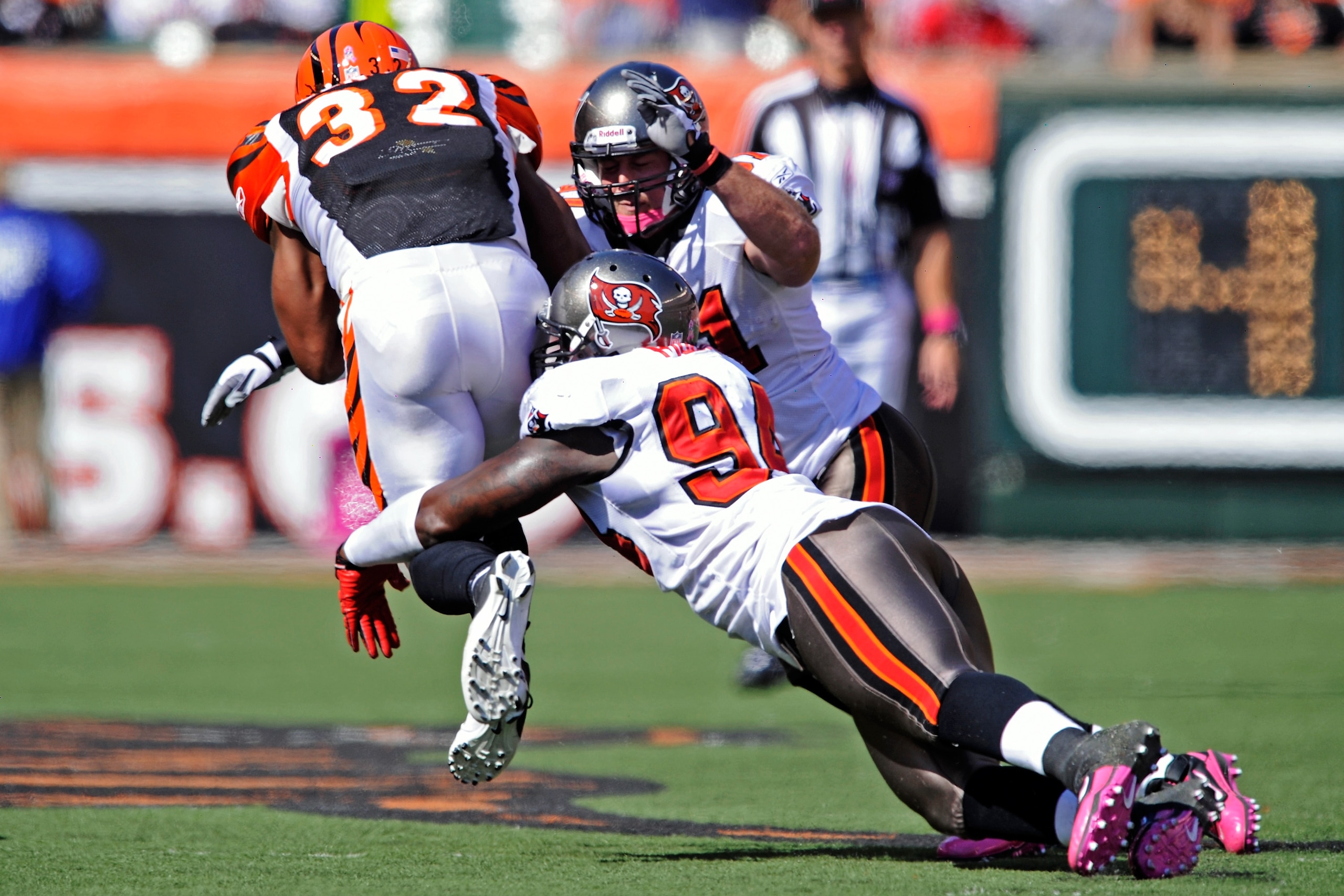 CINCINNATI, OH - OCTOBER 10:  Barrett Ruud #51 and Kyle Moore #94 of the Tampa Bay Buccaneers combine to tackle Cedric Benson #32 of the Cincinnati Bengals at Paul Brown Stadium on October 10, 2010 in Cincinnati, Ohio.  (Photo by Jamie Sabau/Getty Images)