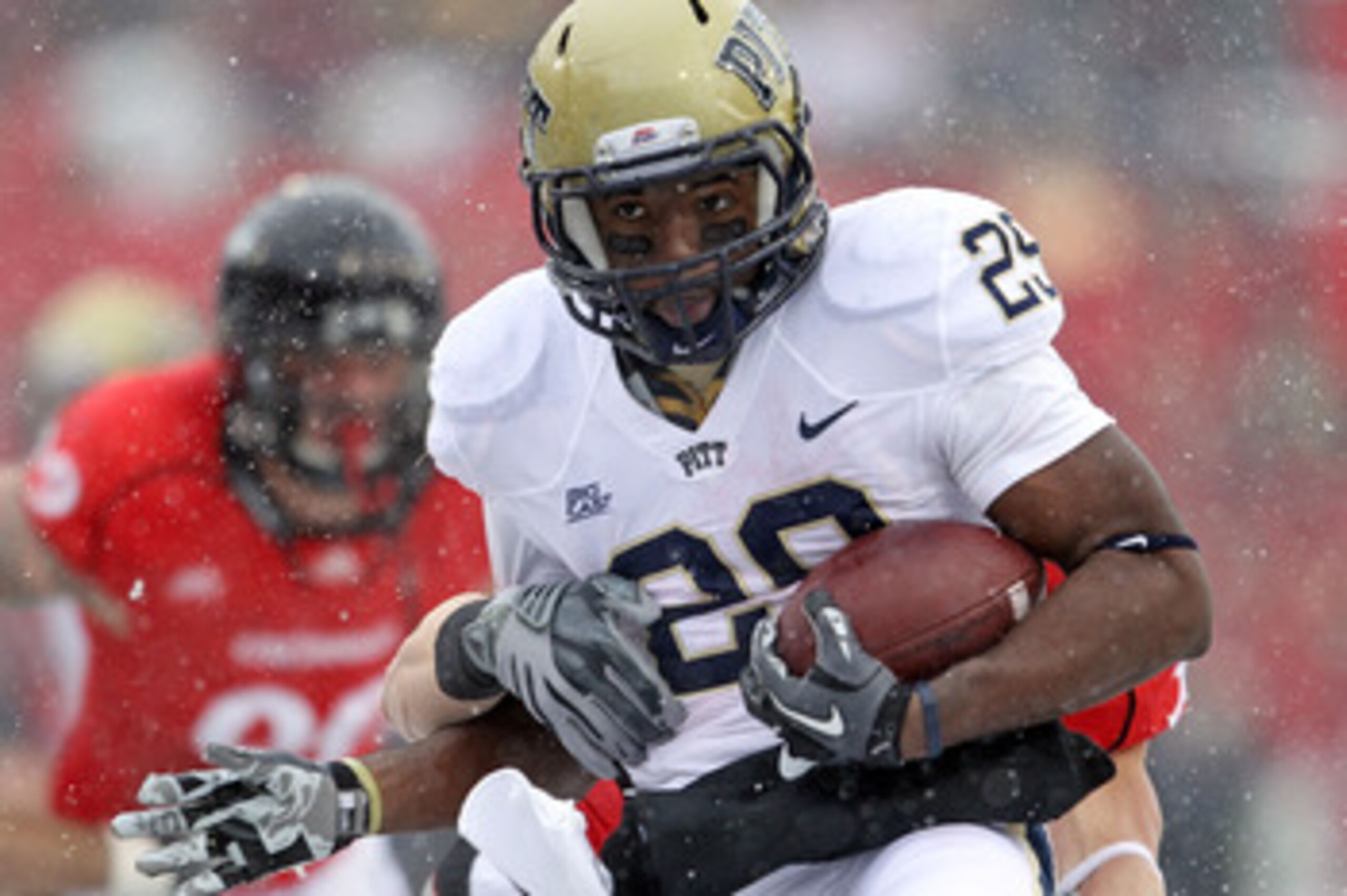 CINCINNATI, OH - DECEMBER 04:  Dion Lewis #28 of the Pittsburgh Panthers runs for a with the ball during the Big East Conference game against the Cincinnati Bearcats at Nippert Stadium on December 4, 2010 in Cincinnati, Ohio.  Pittsburgh won 28-10.  (Phot