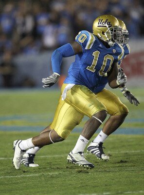 PASADENA, CA - SEPTEMBER 18:  Linebacker Akeem Ayers #10 of the UCLA Bruins in the game with the Houston Cougars at the Rose Bowl on September 18, 2010 in Pasadena, California.  UCLA won 31-13.  (Photo by Stephen Dunn/Getty Images)