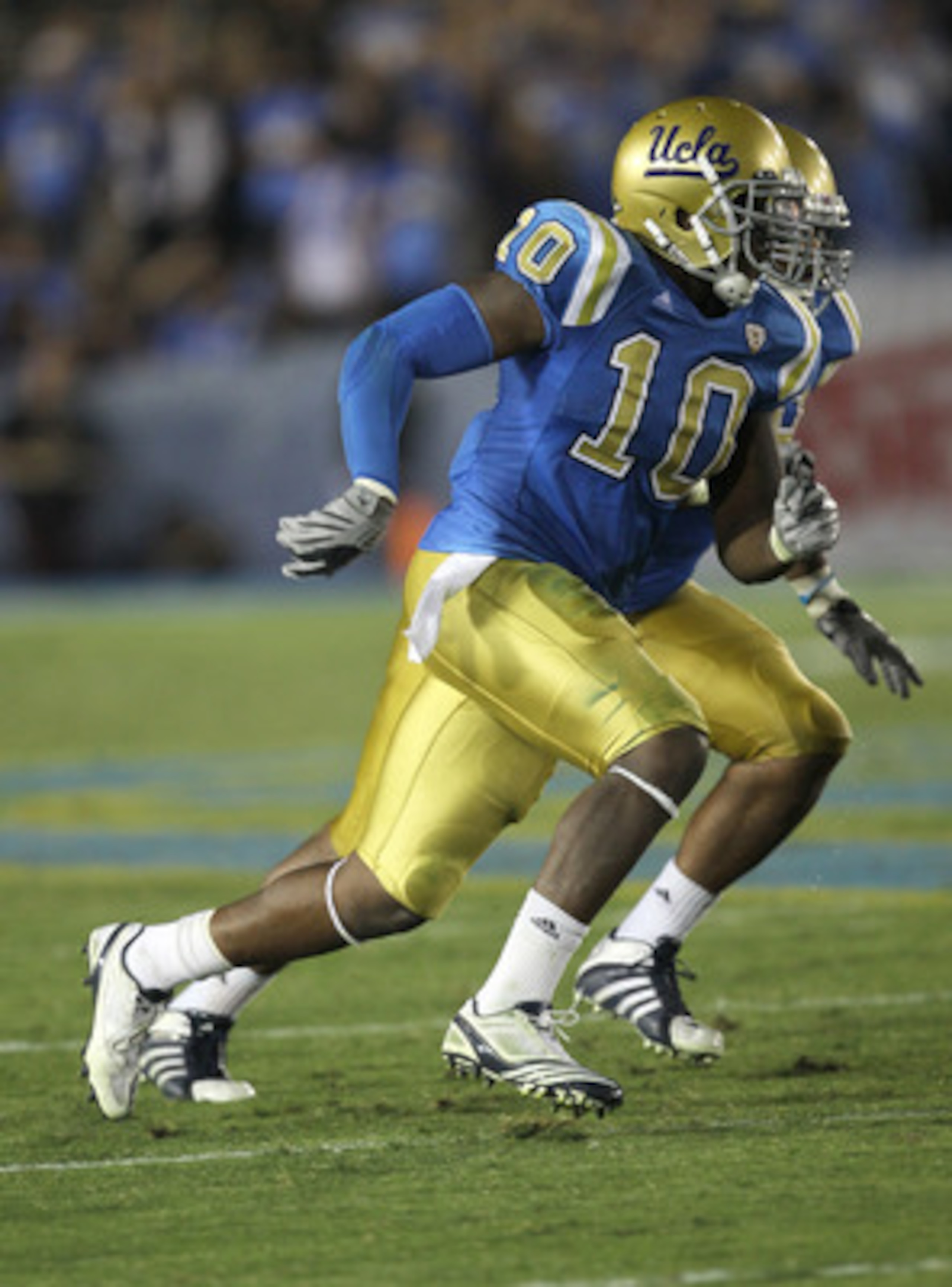PASADENA, CA - SEPTEMBER 18:  Linebacker Akeem Ayers #10 of the UCLA Bruins in the game with the Houston Cougars at the Rose Bowl on September 18, 2010 in Pasadena, California.  UCLA won 31-13.  (Photo by Stephen Dunn/Getty Images)