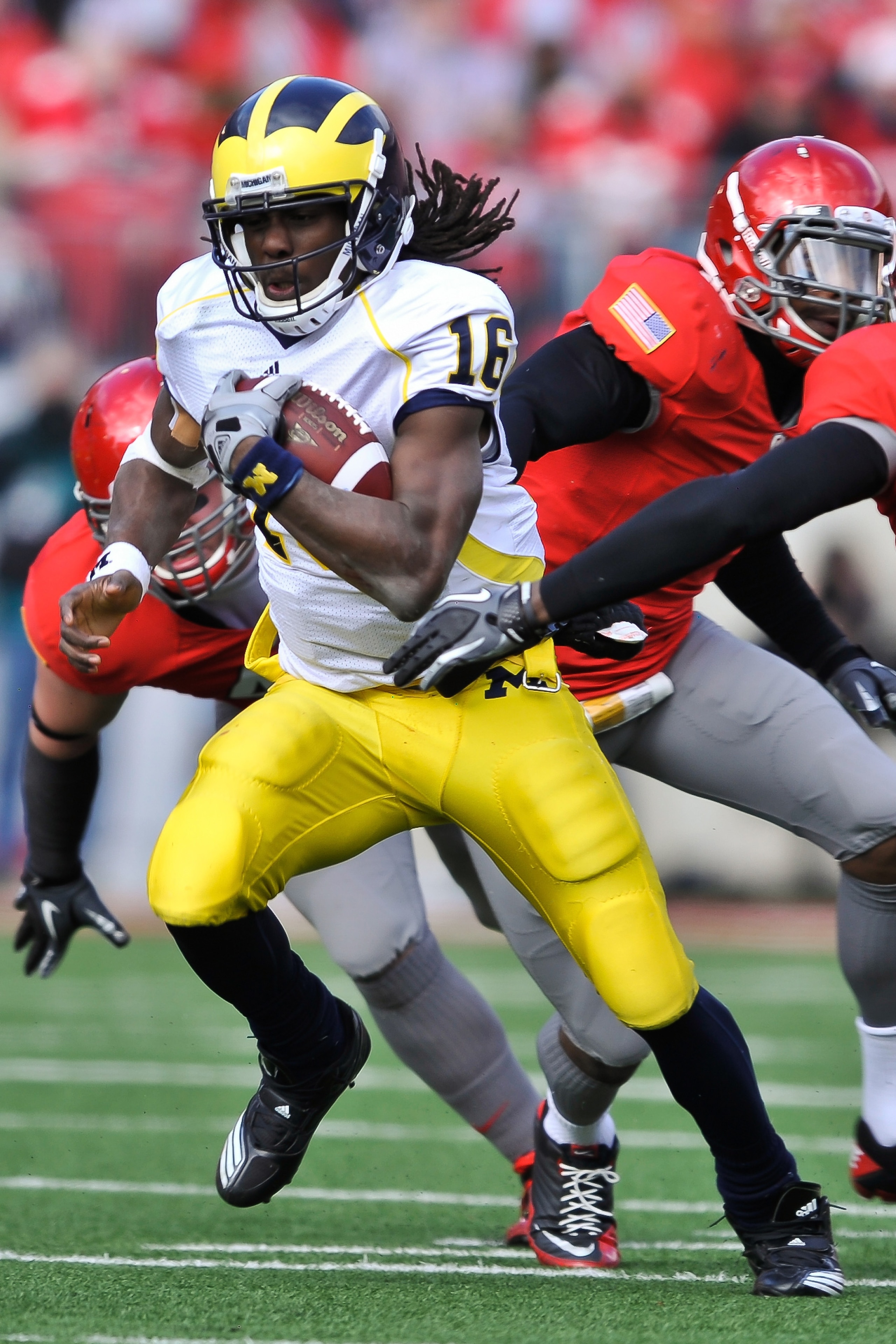 COLUMBUS, OH - NOVEMBER 27: Quarterback Denard Robinson #16 of the Michigan Wolverines runs with the ball against the Ohio State Buckeyes at Ohio Stadium on November 27, 2010 in Columbus, Ohio. (Photo by Jamie Sabau/Getty Images) COLUMBUS, OH - NOVEMBER 27: Quarterback Denard Robinson #16 of the Michigan Wolverines runs with the ball against the Ohio State Buckeyes at Ohio Stadium on November 27, 2010 in Columbus, Ohio. (Photo by Jamie Sabau/Getty Images)