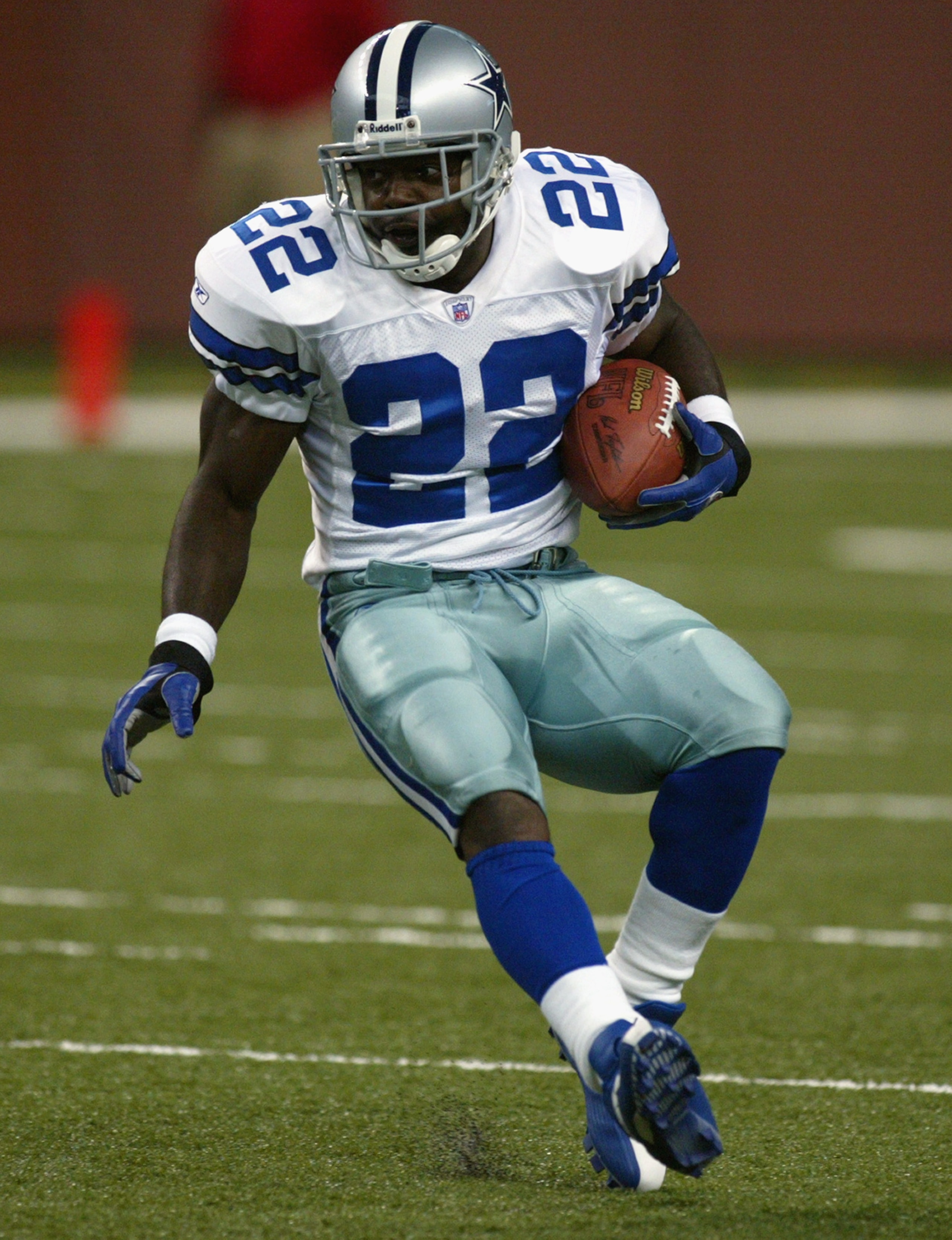 DETROIT - NOVEMBER 3:  Running back Emmitt Smith #22 of the Dallas Cowboys runs the ball against the Detroit Lions at Ford Field on November 3, 2002 in Detroit, Michigan.  The Lions defeated the Cowboys 9-7.  (Photo by Danny Moloshok/Getty Images)