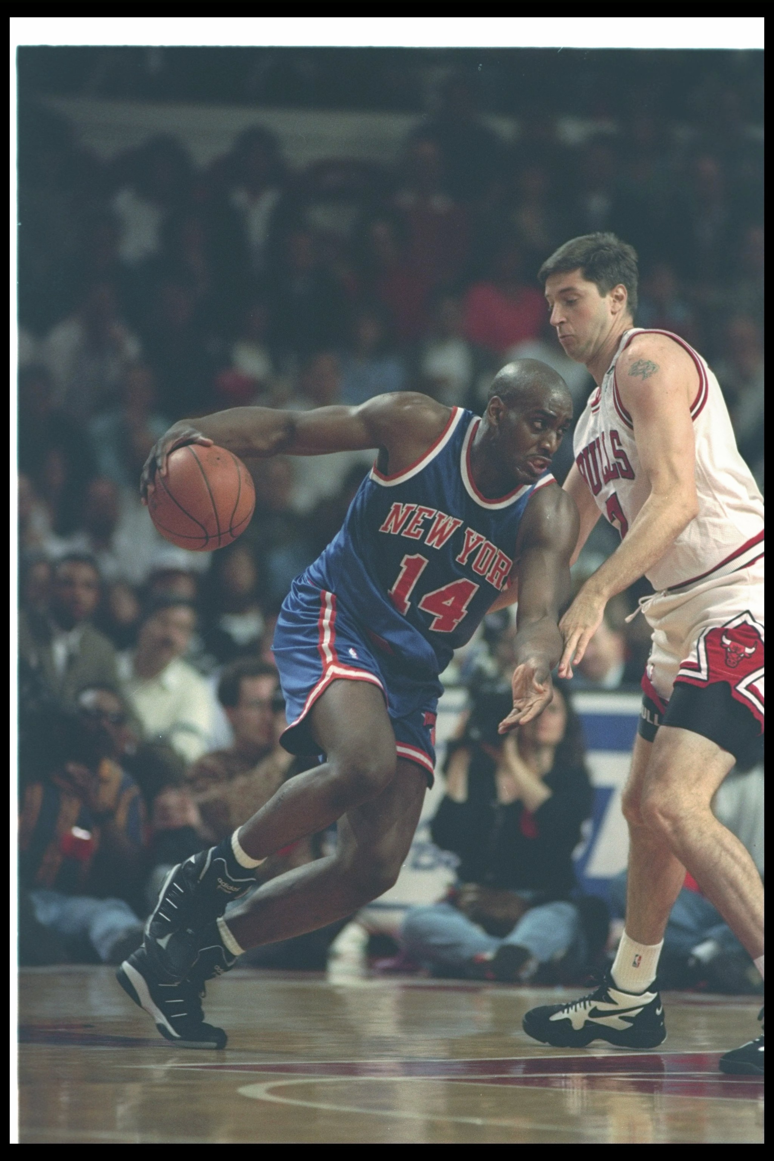 13 May 1994:  Forward Anthony Mason of the New York Knicks moves the ball during a game against the Chicago Bulls at the United Center in Chicago, Illinois.  The Bulls won the game, 104-102. Mandatory Credit: Jonathan Daniel  /Allsport