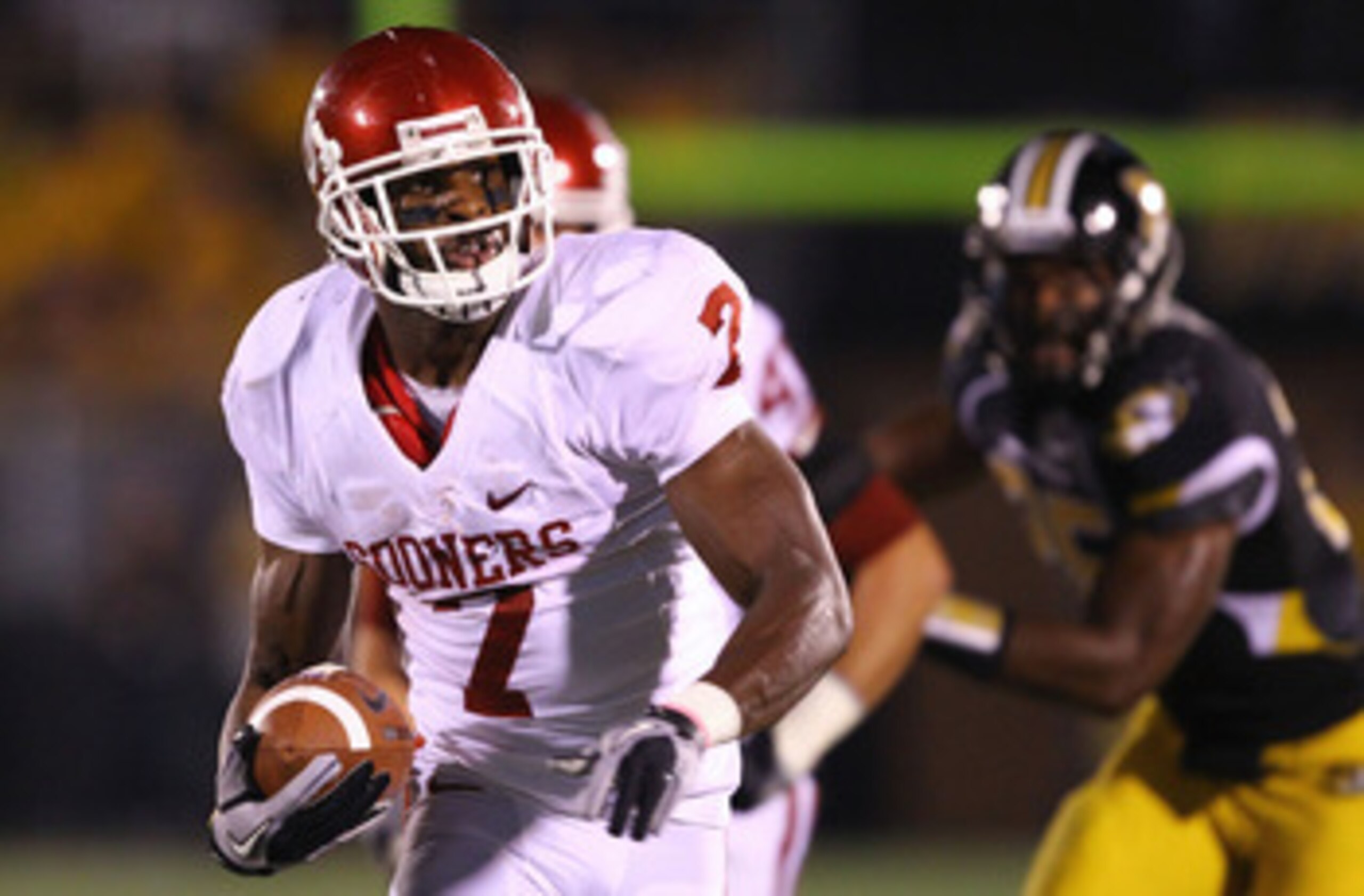 COLUMBIA, MISSOURI - OCTOBER 23: DeMarco Murray #7 of the Oklahoma Sooners carries the ball against the Missouri Tigers at Faurot Field/Memorial Stadium on October 23, 2010 in Columbia, Missouri.  (Photo by Dilip Vishwanat/Getty Images)
