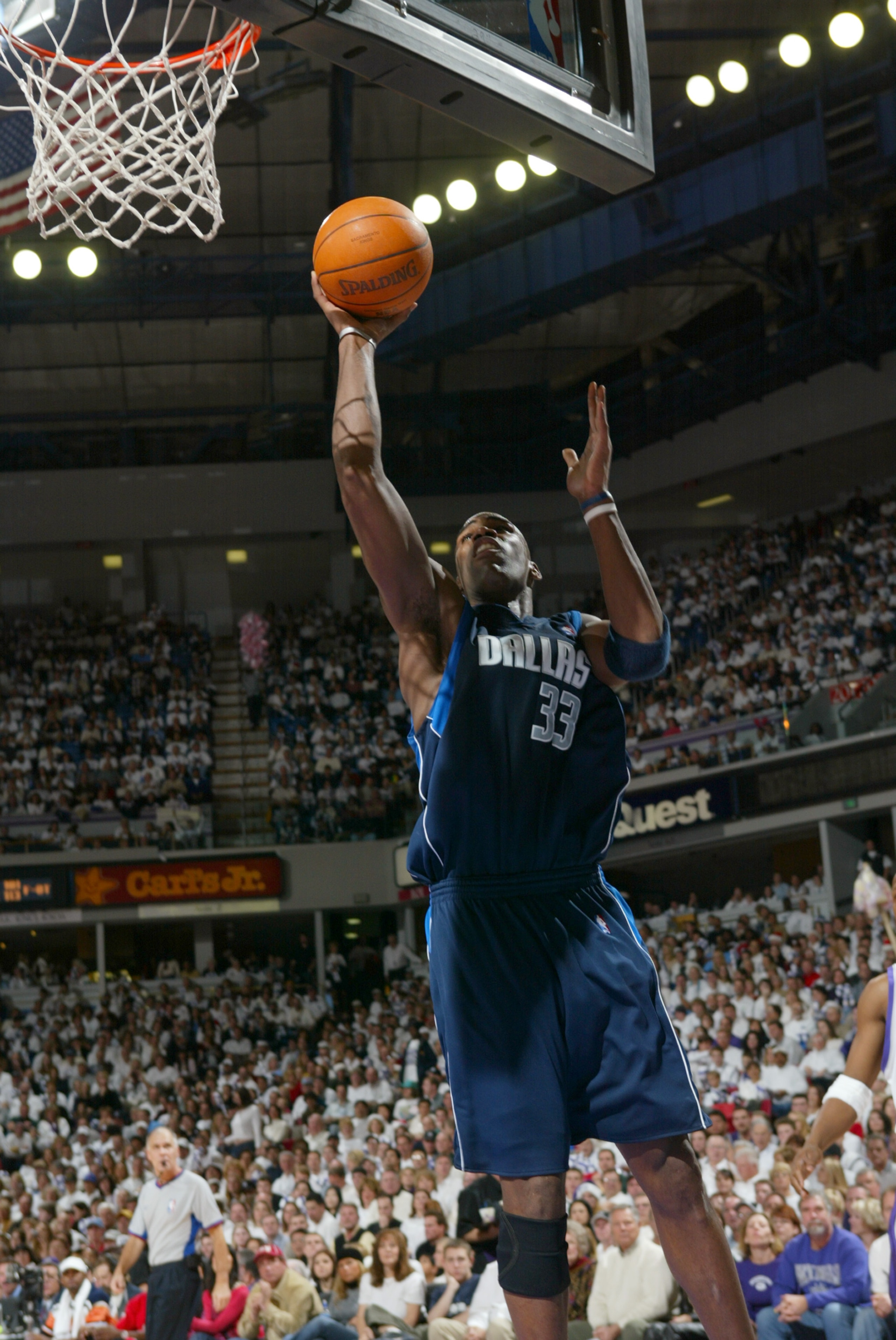 SACRAMENTO, CA - DECEMBER 25:  Antawn Jamison #33 of the Dallas Mavericks shoots against the Sacramento Kings during the game on December 25, 2003 at Arco Arena in Sacramento, California.  The Mavericks won 111-103.  NOTE TO USER: User expressly acknowled