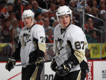 PHILADELPHIA - OCTOBER 16:  (L-R) Evgeni Malkin #71 and Sidney Crosby #87 of the Pittsburgh Penguins skate against the Philadelphia Flyers at the Wells Fargo Center on October 16, 2010 in Philadelphia, Pennsylvania.  (Photo by Bruce Bennett/Getty Images)