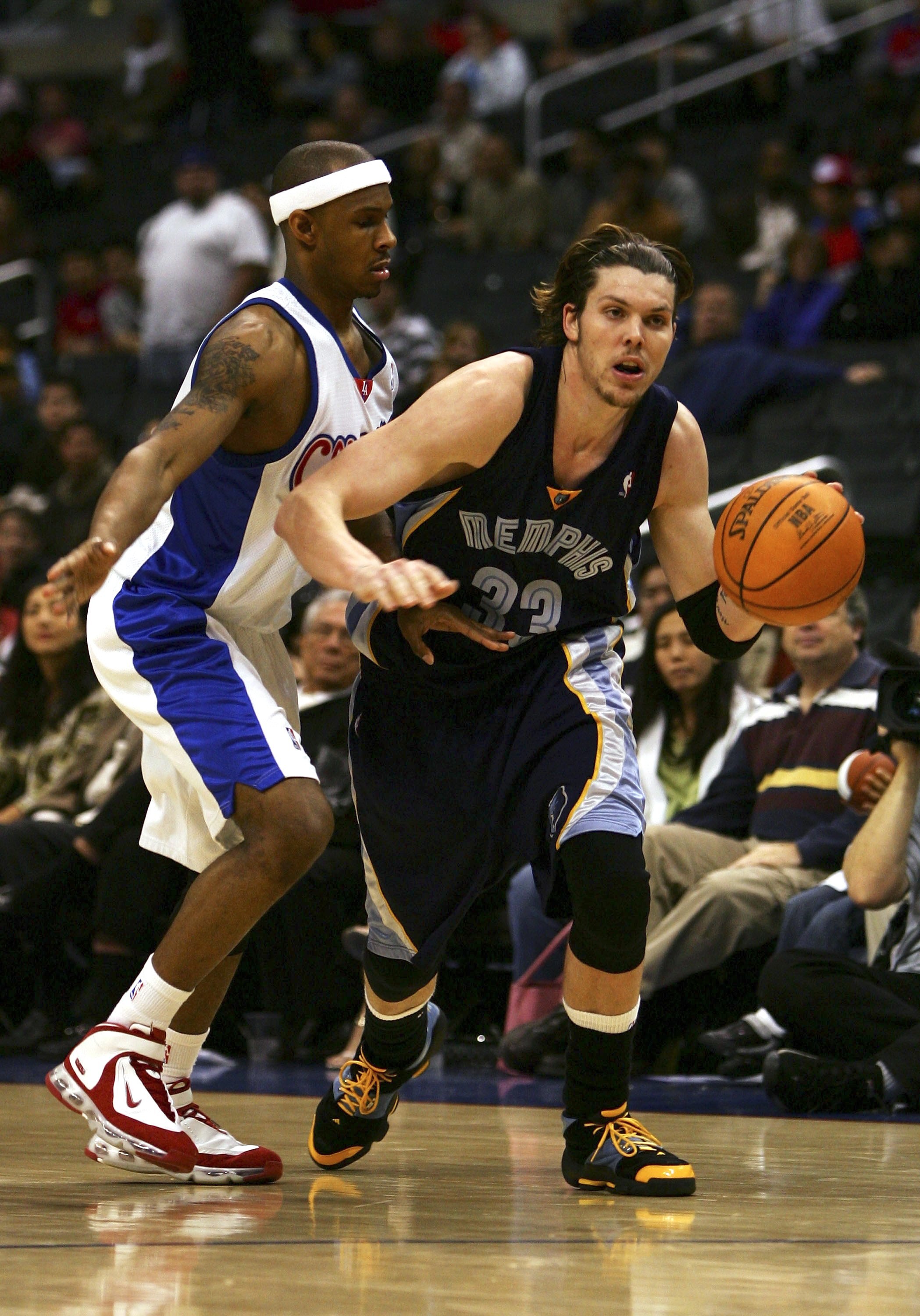 LOS ANGELES, CA - JANUARY 20:  Mike Miller #33 of the Memphis Grizzlies dribbles around Daniel Ewing #3 of the Los Angeles Clippers during the fourth quarter at the Staples Center on January 20, 2007 in Los Angeles, California. The Clippers won 112-91.