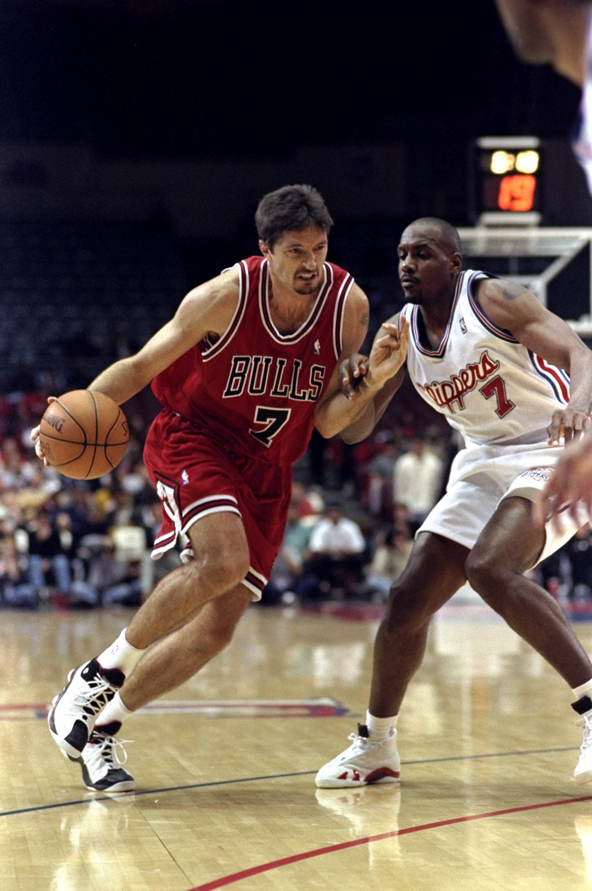 7 Feb 1999: Toni Kukoc #7 of the Chicago Bulls dribbles during the game against the Los Angeles Clippers at the LA Sports Arena in Los Angeles, California. The Bulls defeated the Clippers 89-84.  Mandatory Credit: Aubrey Washington  /Allsport