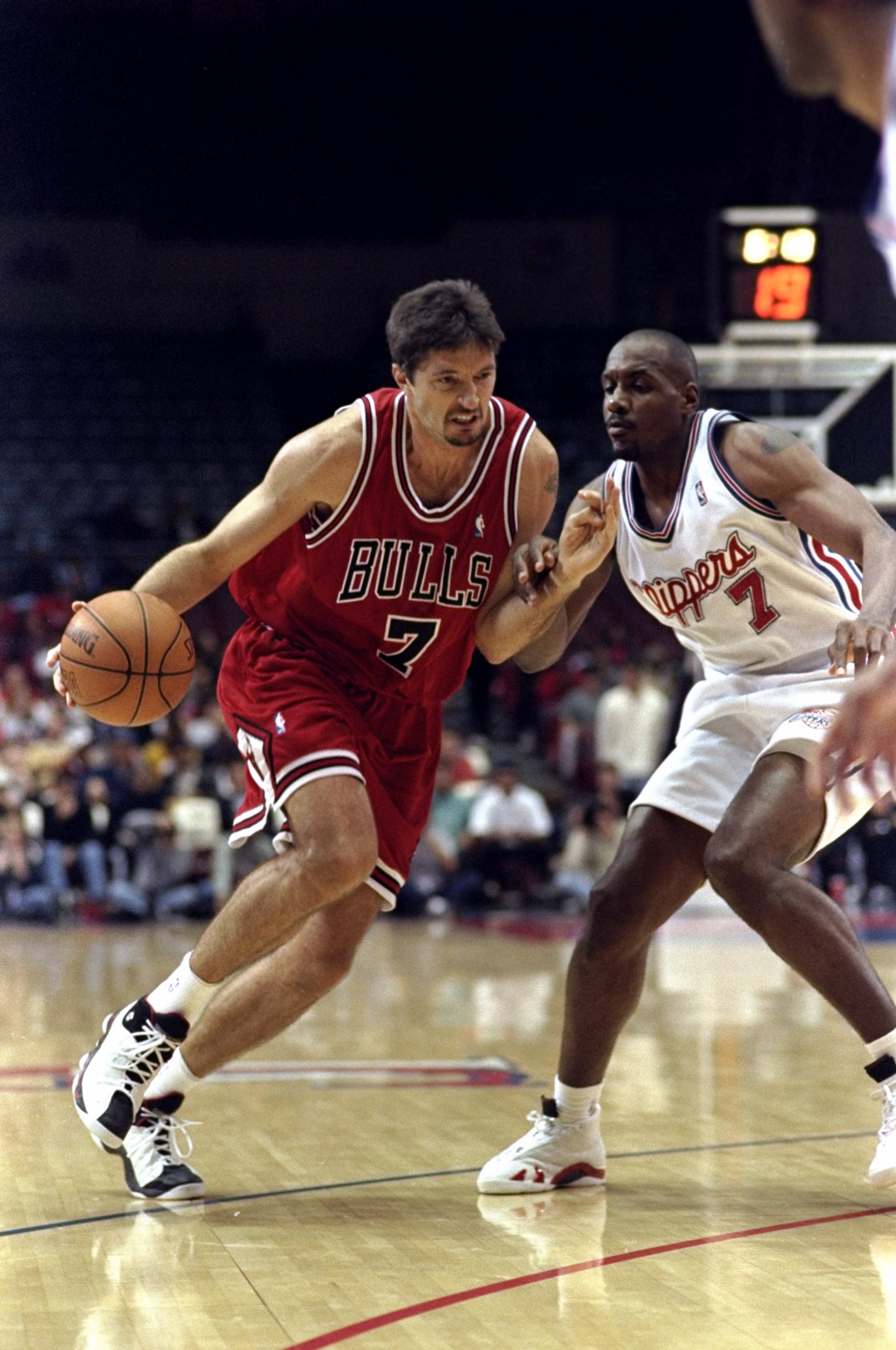 7 Feb 1999: Toni Kukoc #7 of the Chicago Bulls dribbles during the game against the Los Angeles Clippers at the LA Sports Arena in Los Angeles, California. The Bulls defeated the Clippers 89-84.  Mandatory Credit: Aubrey Washington  /Allsport