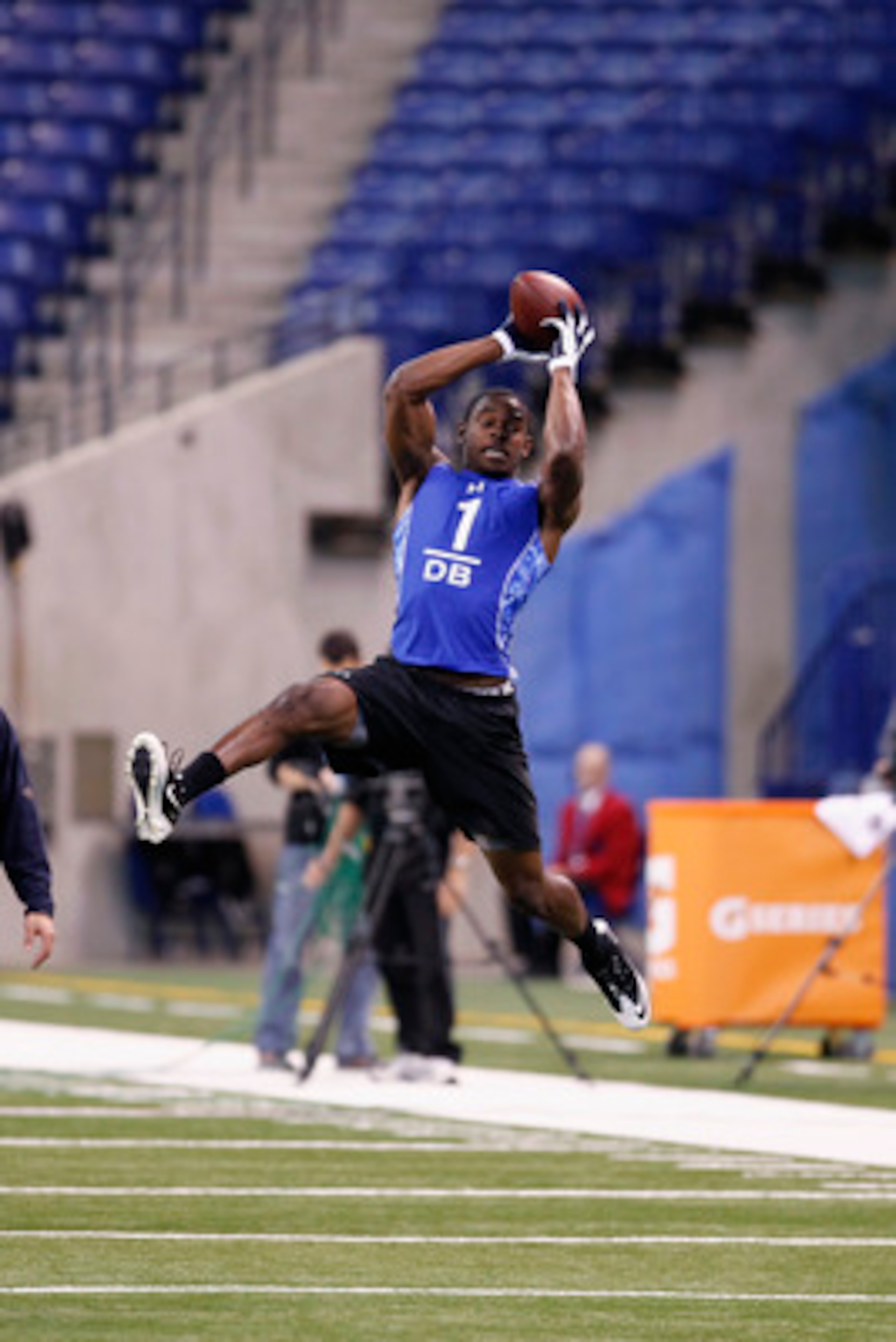 INDIANAPOLIS, IN - MARCH 1: Defensive back Cortez Allen #1 of the Citadel goes up for a pass during the 2011 NFL Scouting Combine at Lucas Oil Stadium on February 28, 2011 in Indianapolis, Indiana. (Photo by Joe Robbins/Getty Images) INDIANAPOLIS, IN - MARCH 1: Defensive back Cortez Allen #1 of the Citadel goes up for a pass during the 2011 NFL Scouting Combine at Lucas Oil Stadium on February 28, 2011 in Indianapolis, Indiana. (Photo by Joe Robbins/Getty Images)