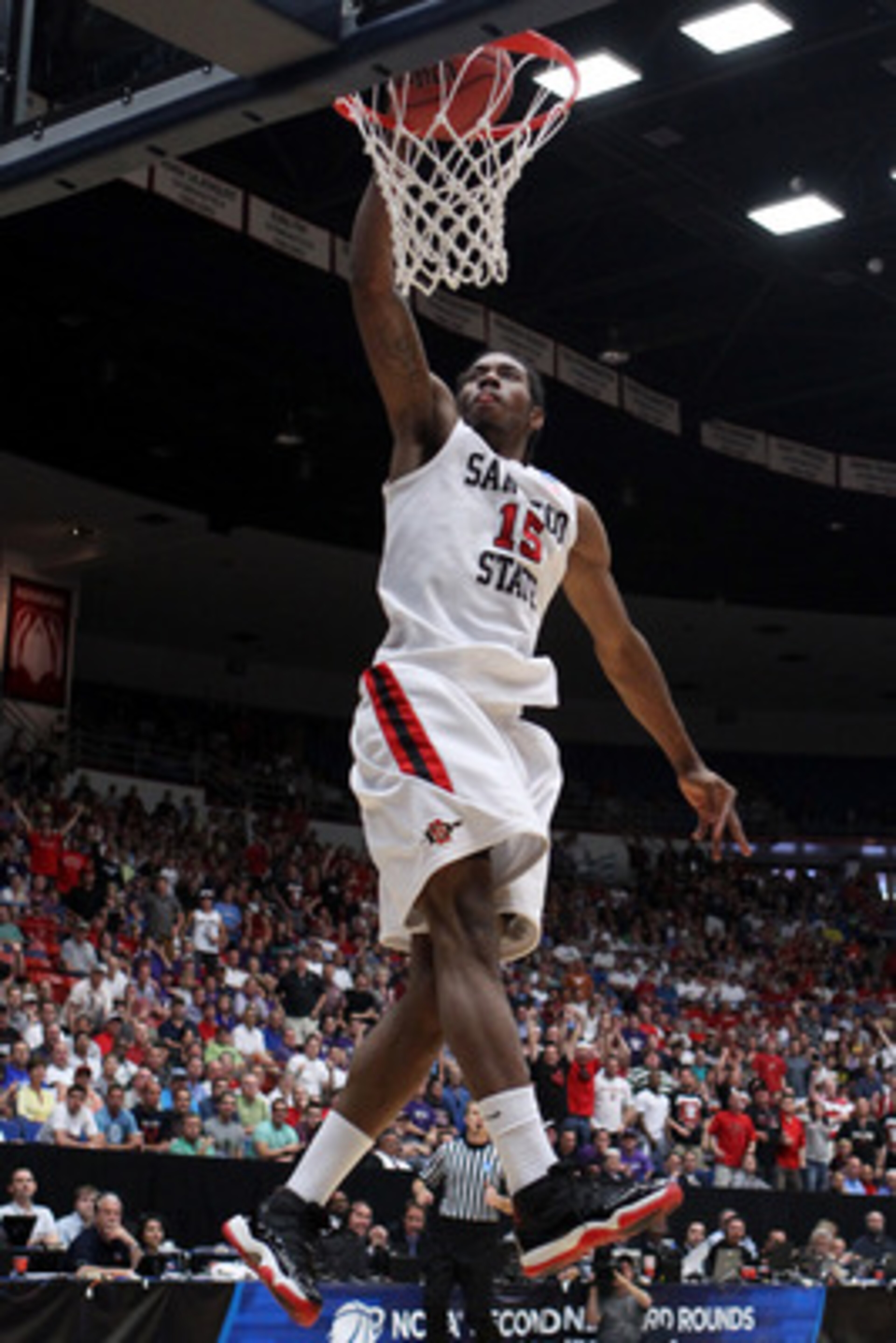 TUCSON, AZ - MARCH 19:  Kawhi Leonard #15 of the San Diego State Aztecs dunks against the Temple Owls during the third round of the 2011 NCAA men's basketball tournament at McKale Center on March 19, 2011 in Tucson, Arizona.  (Photo by Christian Petersen/