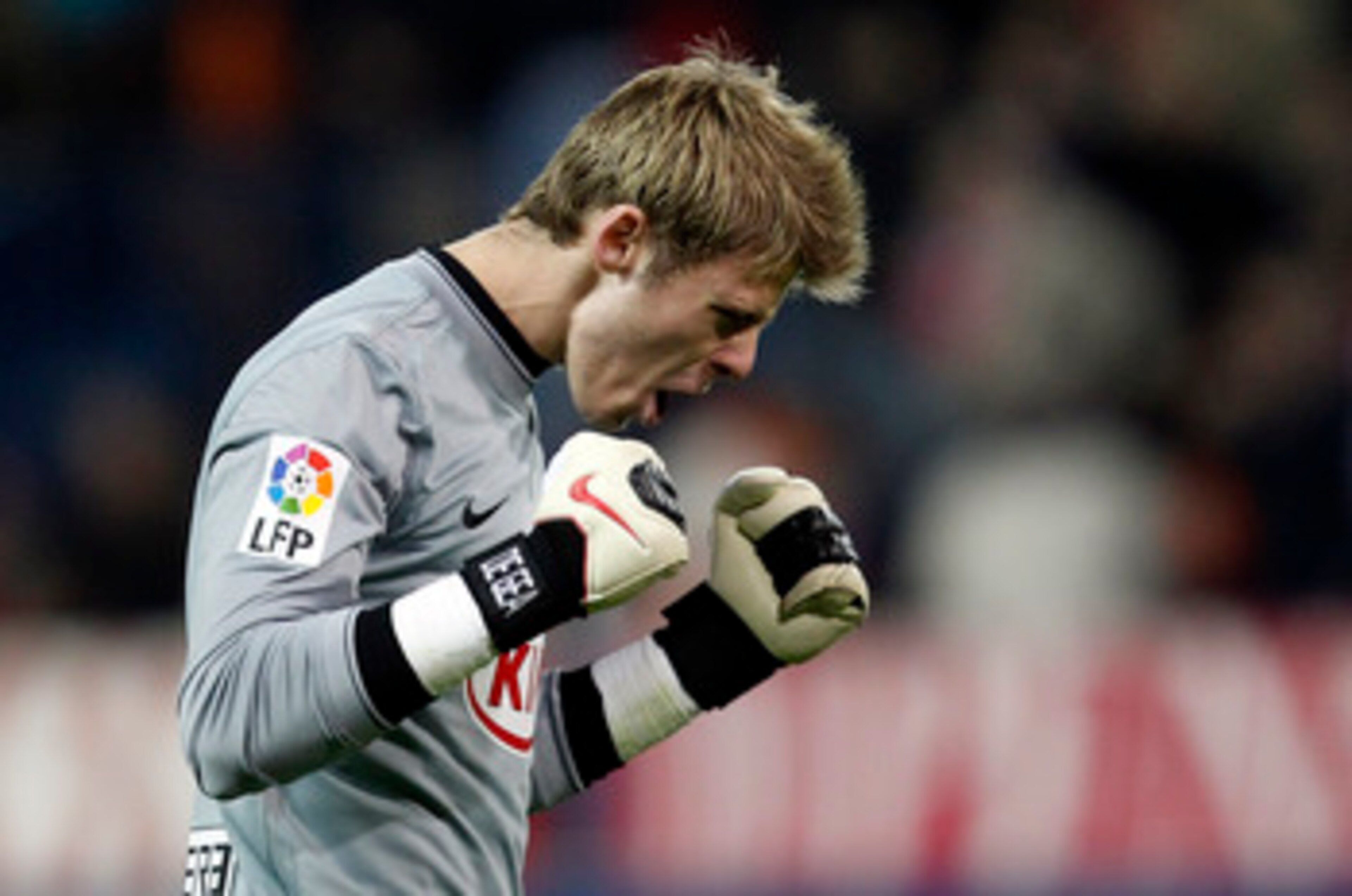 MADRID, SPAIN - FEBRUARY 28: David de Gea of Atletico Madrid celebrates during the La Liga match between Atletico Madrid and Valencia at Vicente Calderon Stadium on February 28, 2010 in Madrid, Spain. (Photo by Angel Martinez/Getty Images)