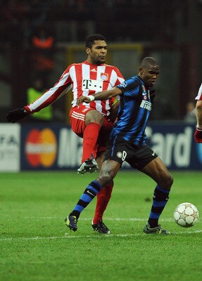 MILAN, ITALY - FEBRUARY 23:  Samuel Eto o of Inter Milan competes with Breno of FC Bayern Muenchen during the UEFA Champions League round of 16 first leg match between Inter Milan v FC Bayern Muenchen on February 23, 2011 in Milan, Italy.  (Photo by Valer