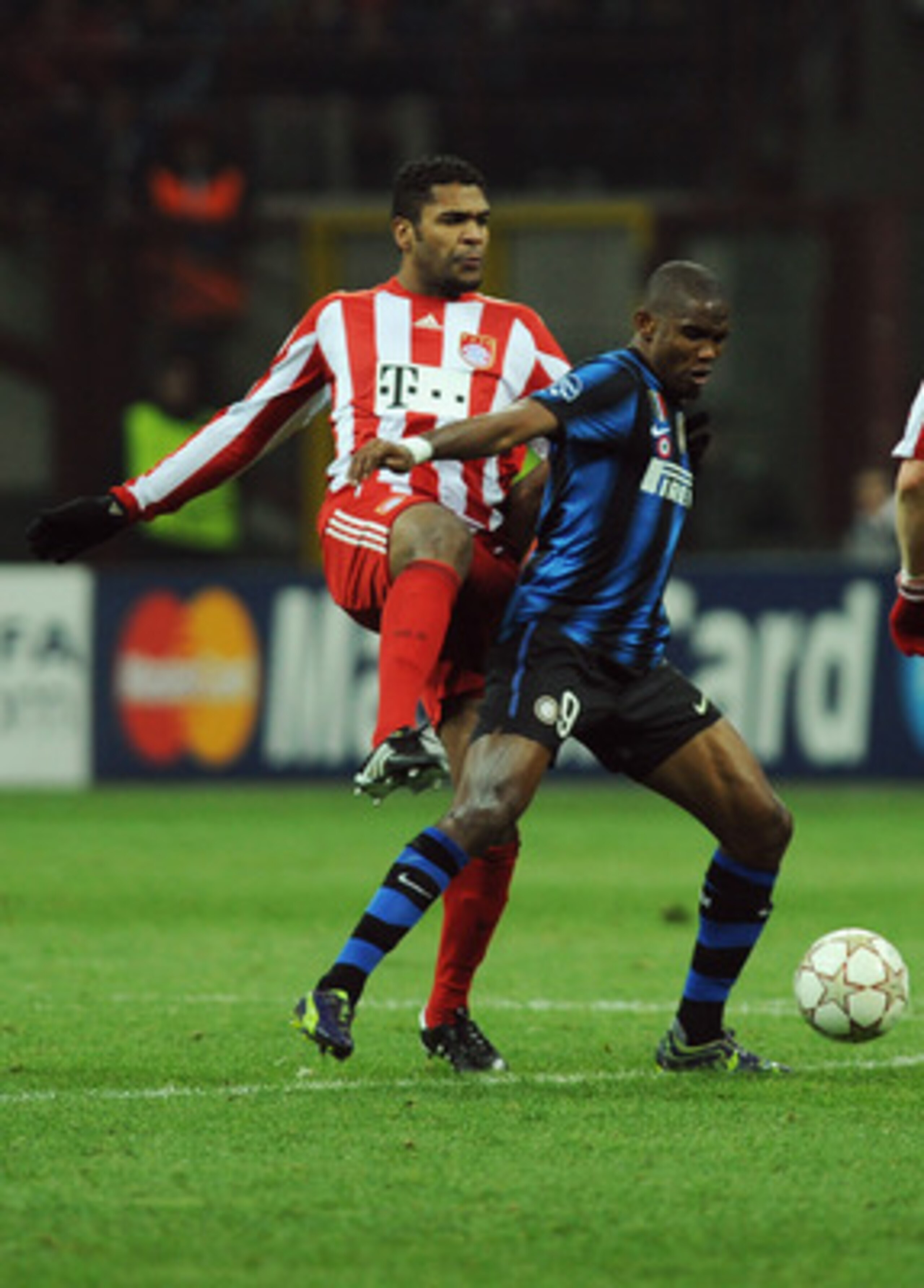 MILAN, ITALY - FEBRUARY 23:  Samuel Eto o of Inter Milan competes with Breno of FC Bayern Muenchen during the UEFA Champions League round of 16 first leg match between Inter Milan v FC Bayern Muenchen on February 23, 2011 in Milan, Italy.  (Photo by Valer