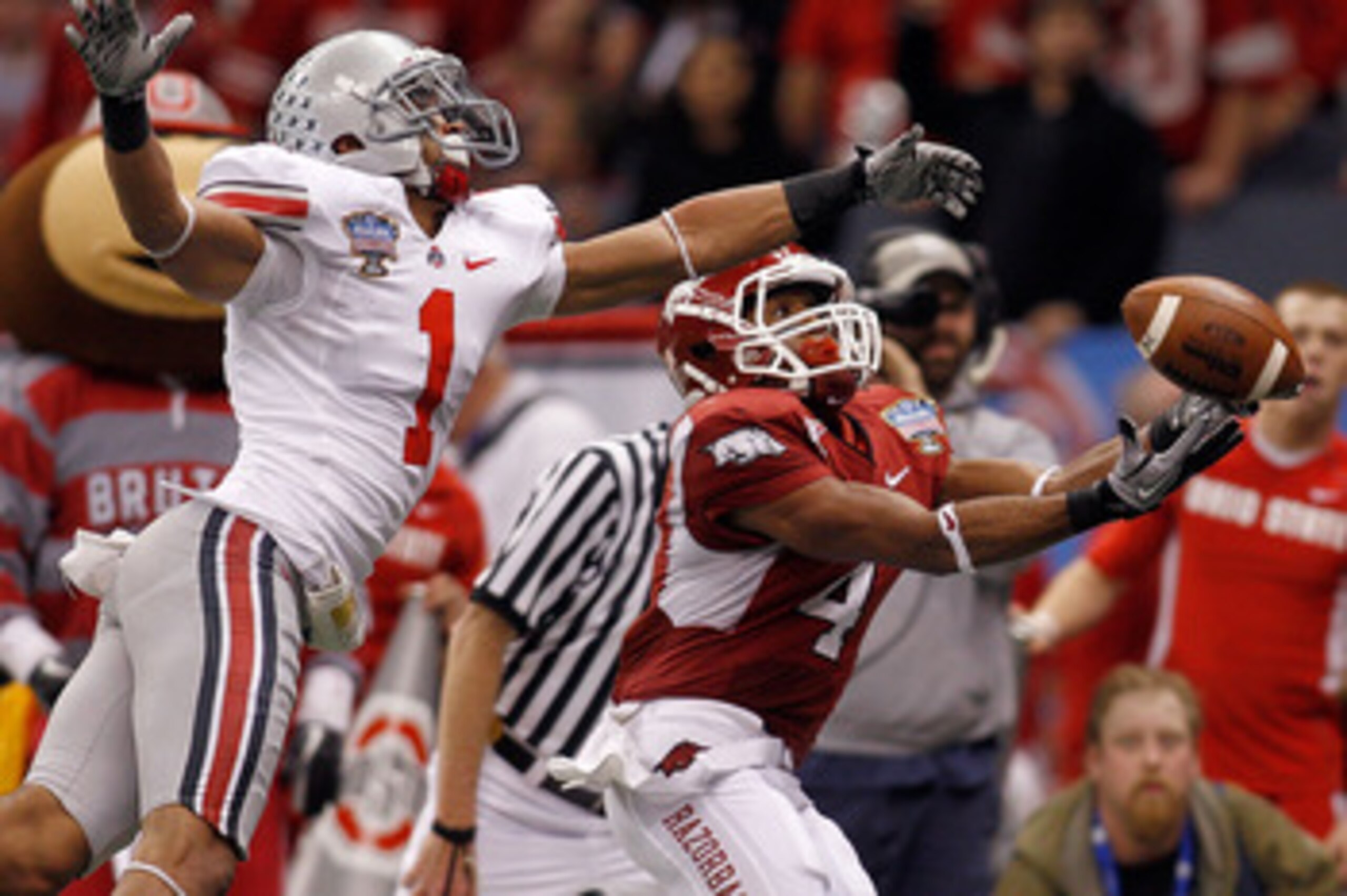 NEW ORLEANS, LA - JANUARY 04: Jarius Wright #4 of the Arkansas Razorbacks catches a 22-yard touchdown against Devon Torrence #1 of the Ohio State Buckeyes in the third quarter during the Allstate Sugar Bowl at the Louisiana Superdome on January 4, 2011 i NEW ORLEANS, LA - JANUARY 04: Jarius Wright #4 of the Arkansas Razorbacks catches a 22-yard touchdown against Devon Torrence #1 of the Ohio State Buckeyes in the third quarter during the Allstate Sugar Bowl at the Louisiana Superdome on January 4, 2011 i