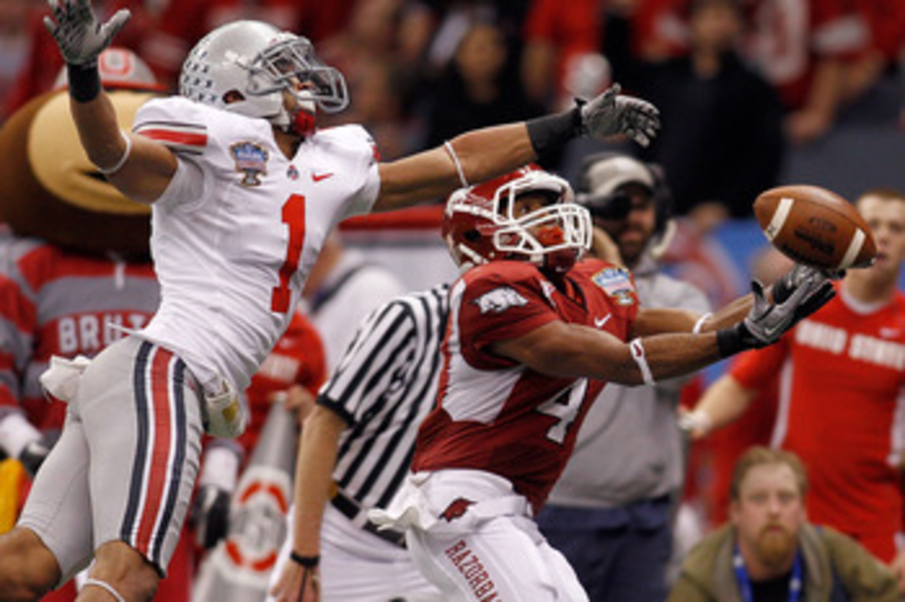 NEW ORLEANS, LA - JANUARY 04: Jarius Wright #4 of the Arkansas Razorbacks catches a 22-yard touchdown against Devon Torrence #1 of the Ohio State Buckeyes in the third quarter during the Allstate Sugar Bowl at the Louisiana Superdome on January 4, 2011 i NEW ORLEANS, LA - JANUARY 04: Jarius Wright #4 of the Arkansas Razorbacks catches a 22-yard touchdown against Devon Torrence #1 of the Ohio State Buckeyes in the third quarter during the Allstate Sugar Bowl at the Louisiana Superdome on January 4, 2011 i