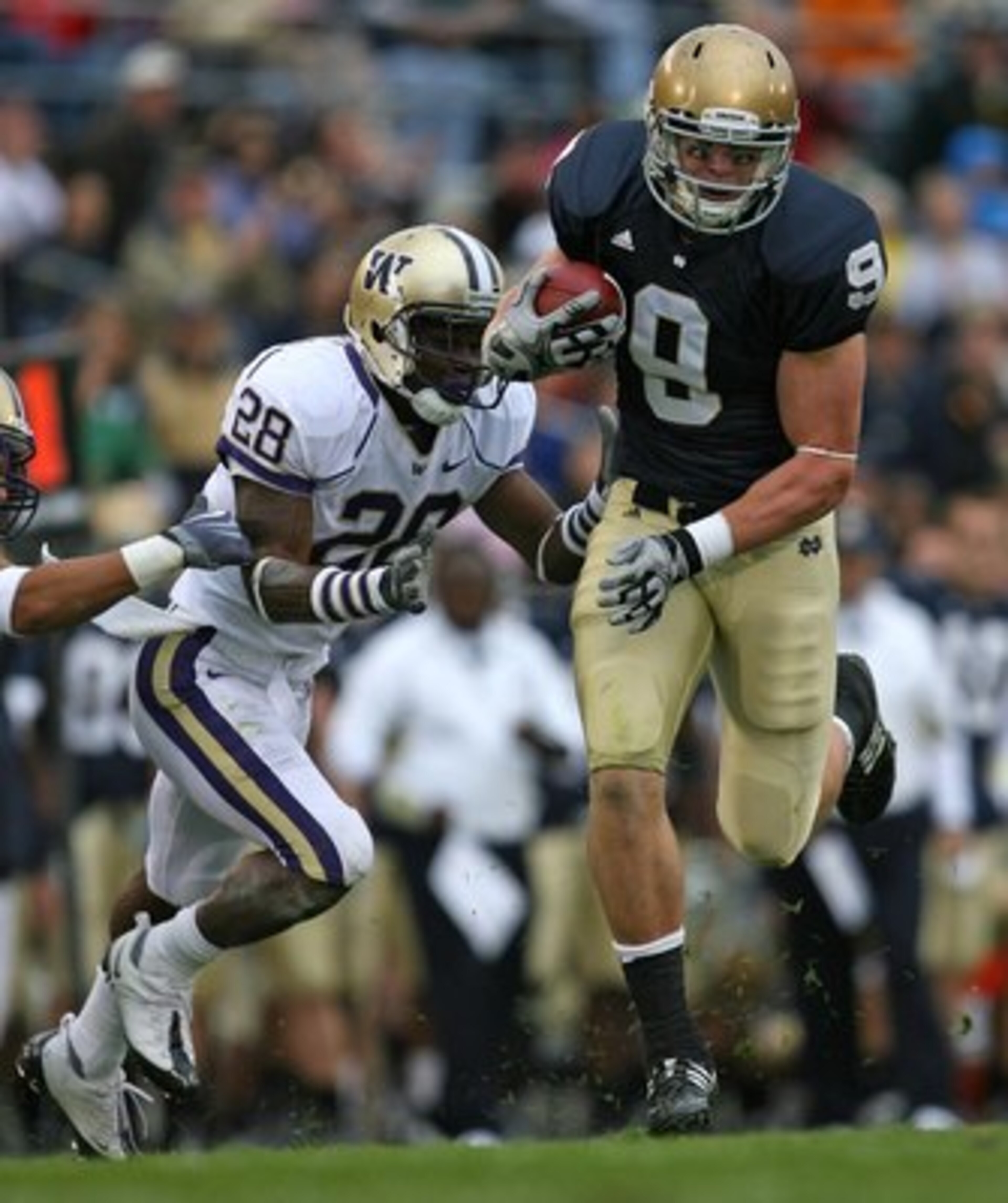 SOUTH BEND, IN - OCTOBER 03: Kyle Rudolph #9 of the Notre Dame Fighting Irish breaks away from Quinton Rochardson #28 of the Washington Huskies after catching the ball on October 3, 2009 at Notre Dame Stadium in South Bend, Indiana. Notre Dame defeated Wa SOUTH BEND, IN - OCTOBER 03: Kyle Rudolph #9 of the Notre Dame Fighting Irish breaks away from Quinton Rochardson #28 of the Washington Huskies after catching the ball on October 3, 2009 at Notre Dame Stadium in South Bend, Indiana. Notre Dame defeated Wa