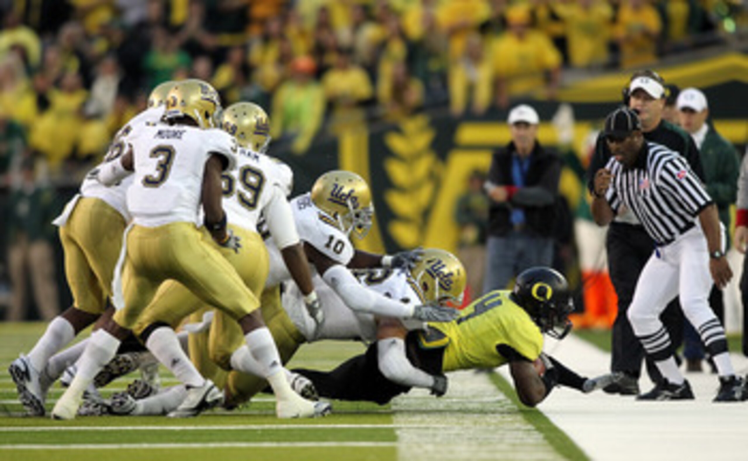 EUGENE, OR - OCTOBER 21: Josh Huff #4 of the Oregon Ducks is tackled by defenders of the UCLA Bruins on October 21, 2010 at the Autzen Stadium in Eugene, Oregon. (Photo by Jonathan Ferrey/Getty Images) EUGENE, OR - OCTOBER 21: Josh Huff #4 of the Oregon Ducks is tackled by defenders of the UCLA Bruins on October 21, 2010 at the Autzen Stadium in Eugene, Oregon. (Photo by Jonathan Ferrey/Getty Images)