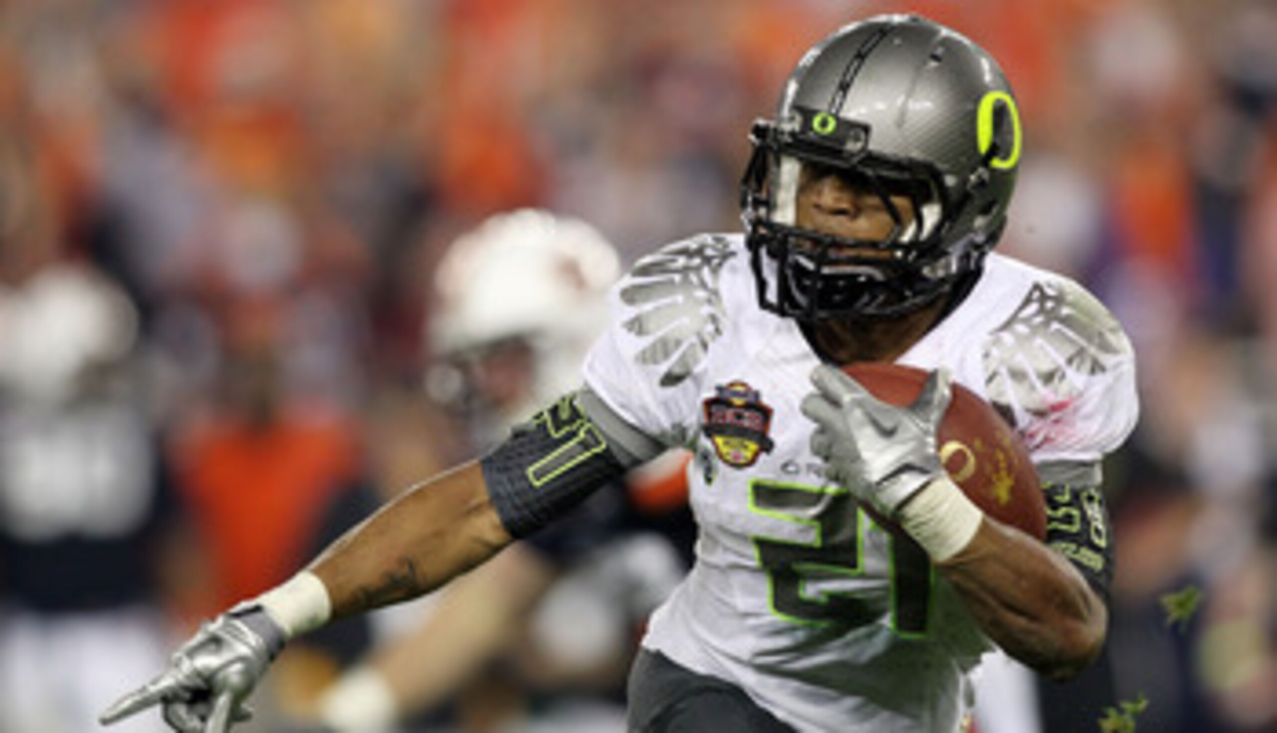 GLENDALE, AZ - JANUARY 10:  LaMichael James #21 of the Oregon Ducks runs down field against the Auburn Tigers during the Tostitos BCS National Championship Game at University of Phoenix Stadium on January 10, 2011 in Glendale, Arizona.  (Photo by Jonathan