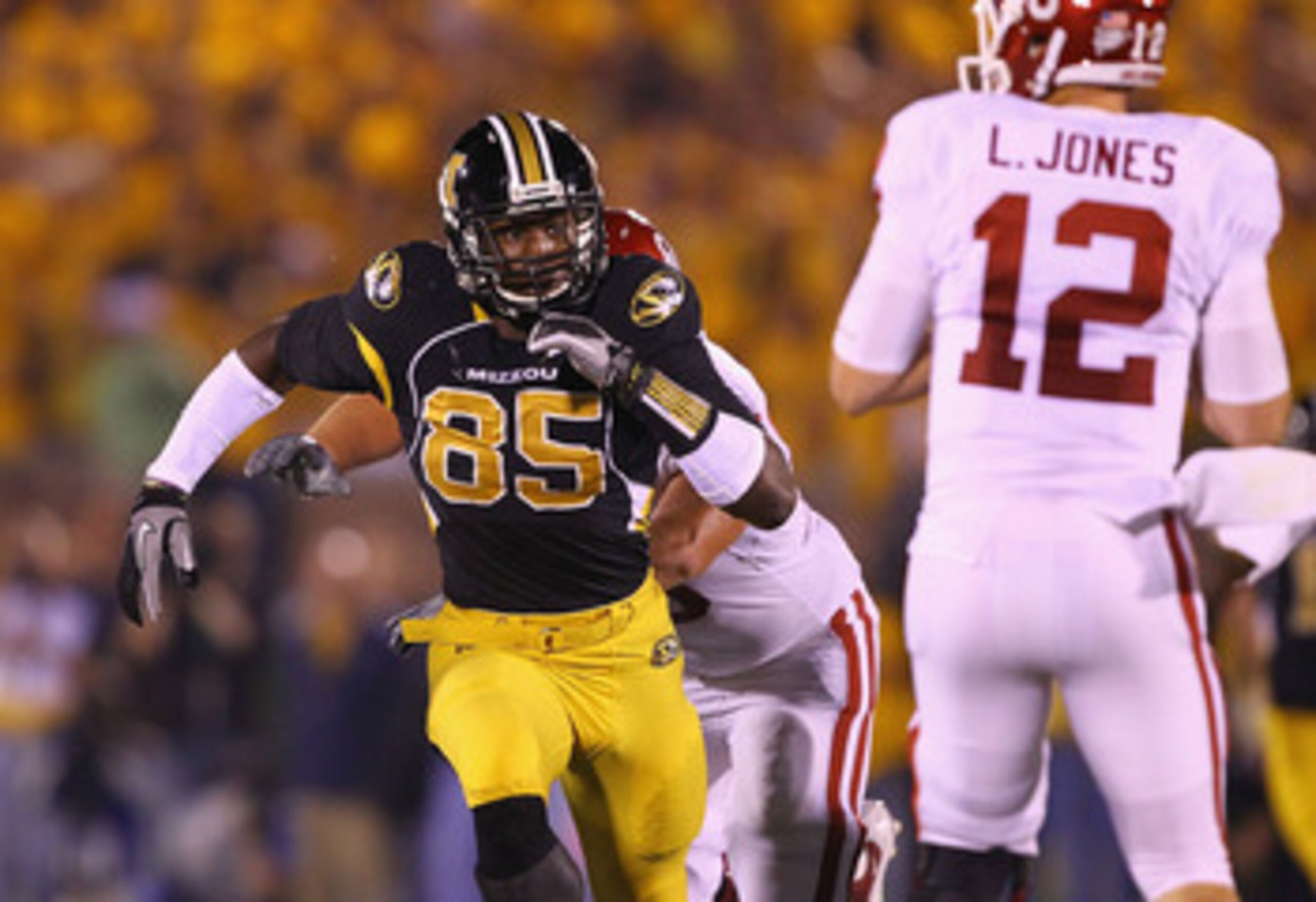 COLUMBIA, MO - OCTOBER 23: Aldon Smith #85 of the Missouri Tigers in action against the Oklahoma Sooners at Faurot Field/Memorial Stadium on October 23, 2010 in Columbia, Missouri.  The Tigers beat the Sooners 36-27.  (Photo by Dilip Vishwanat/Getty Image