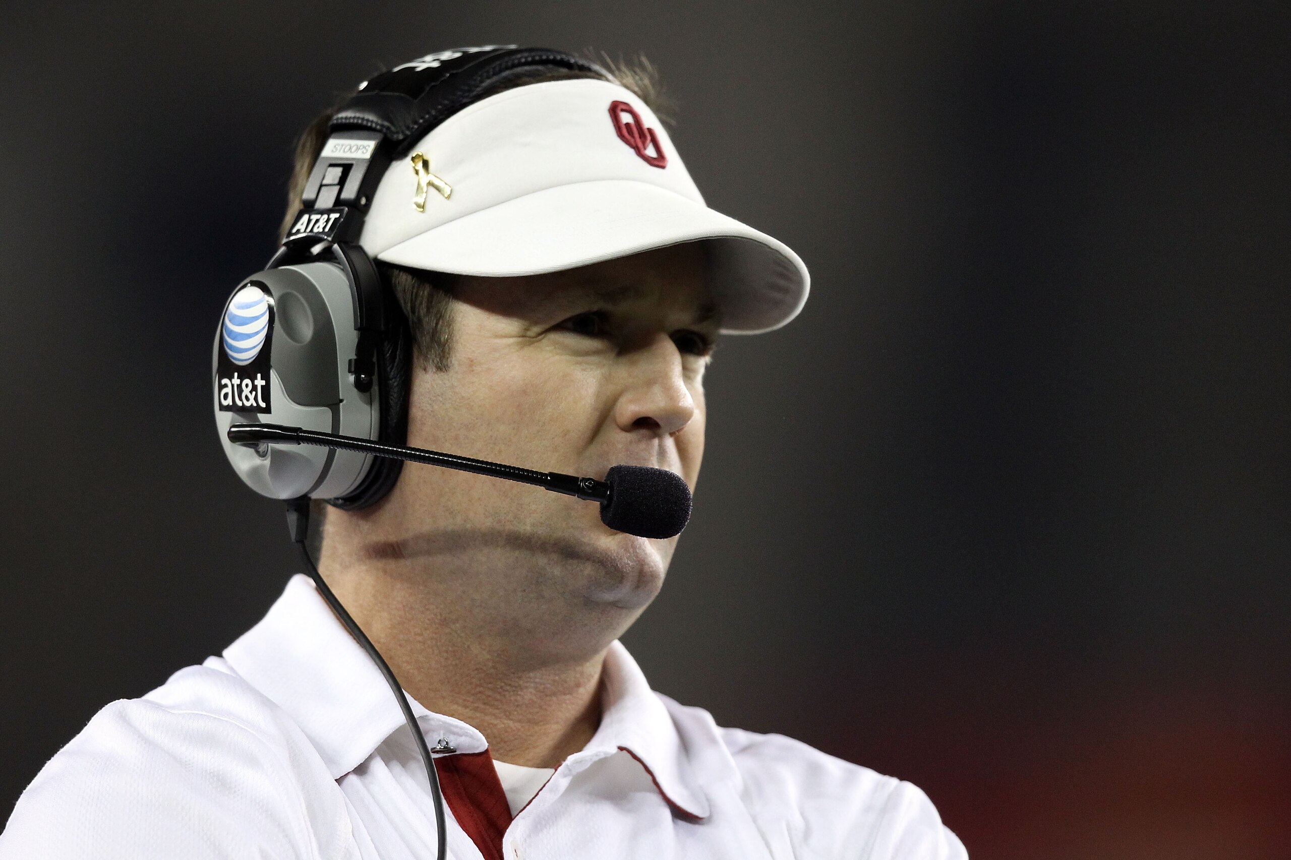 GLENDALE, AZ - JANUARY 01:  Head coach Bob Stoops looks on while taking on the Connecticut Huskies during the Tostitos Fiesta Bowl at the Universtity of Phoenix Stadium on January 1, 2011 in Glendale, Arizona.  (Photo by Christian Petersen/Getty Images)