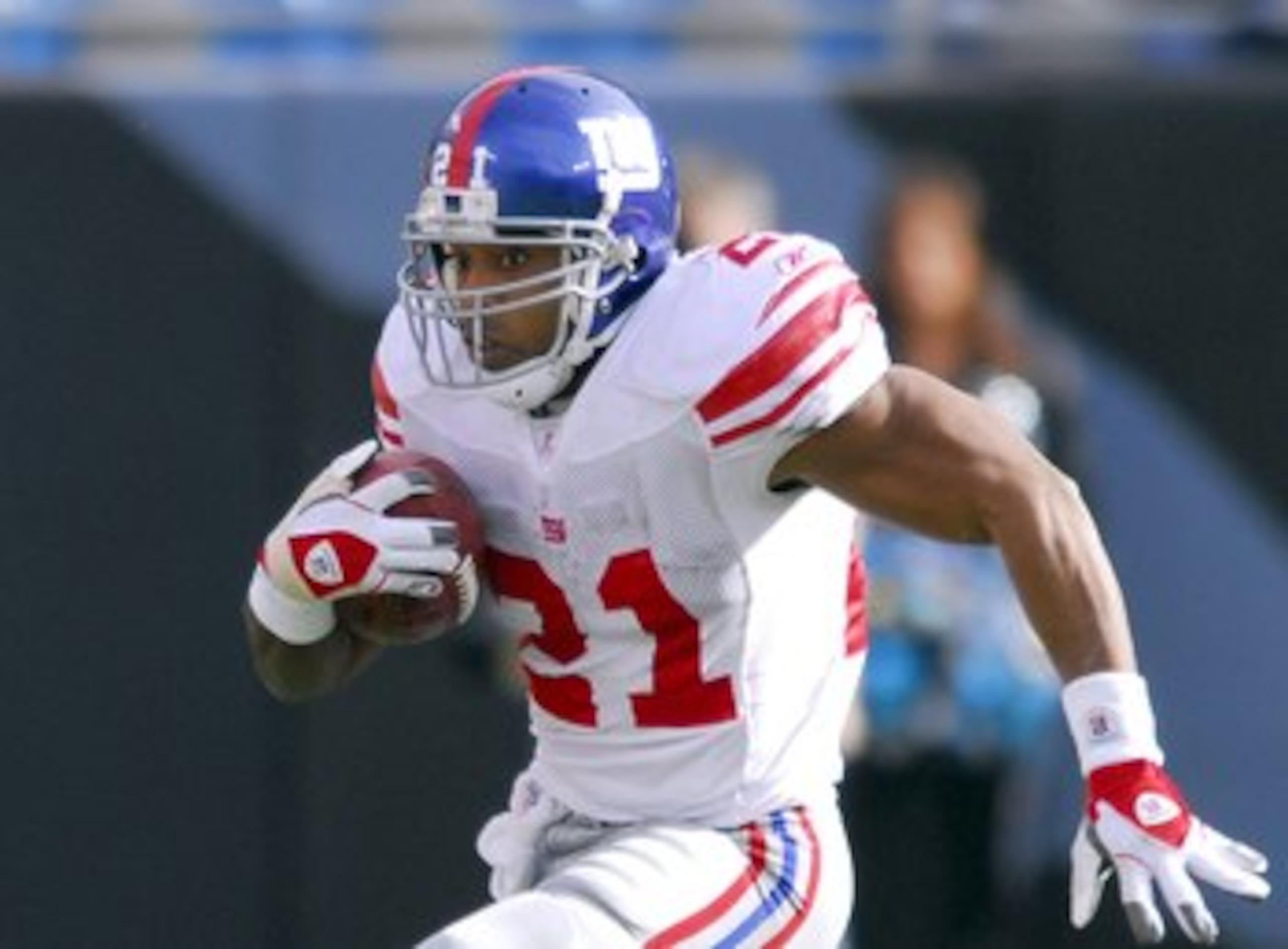 CHARLOTTE, NC - DECEMBER 10:  Tiki Barber #21 of the New York Giants runs against the Carolina Panthers on December 10, 2006 at Bank of America Stadium in Charlotte, North Carolina. The Giants defeated the Panthers 27-13.  (Photo by Grant Halverson/Getty
