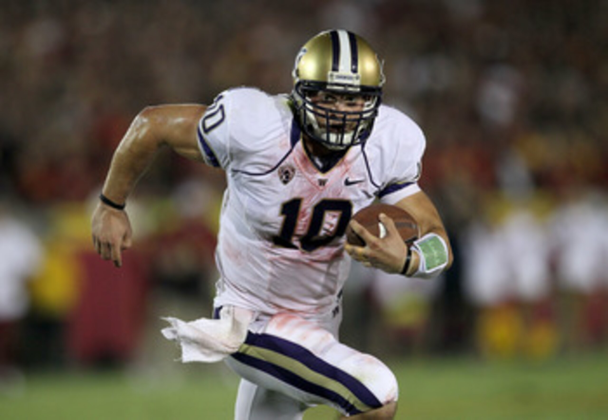 LOS ANGELES, CA - OCTOBER 02: Quarterback Jake Locker #10 of the Washington Huskies carries the ball against the USC Trojans at the Los Angeles Memorial Coliseum on October 2, 2010 in Los Angeles, California. Washington won 32-31. (Photo by Stephen Dun LOS ANGELES, CA - OCTOBER 02: Quarterback Jake Locker #10 of the Washington Huskies carries the ball against the USC Trojans at the Los Angeles Memorial Coliseum on October 2, 2010 in Los Angeles, California. Washington won 32-31. (Photo by Stephen Dun