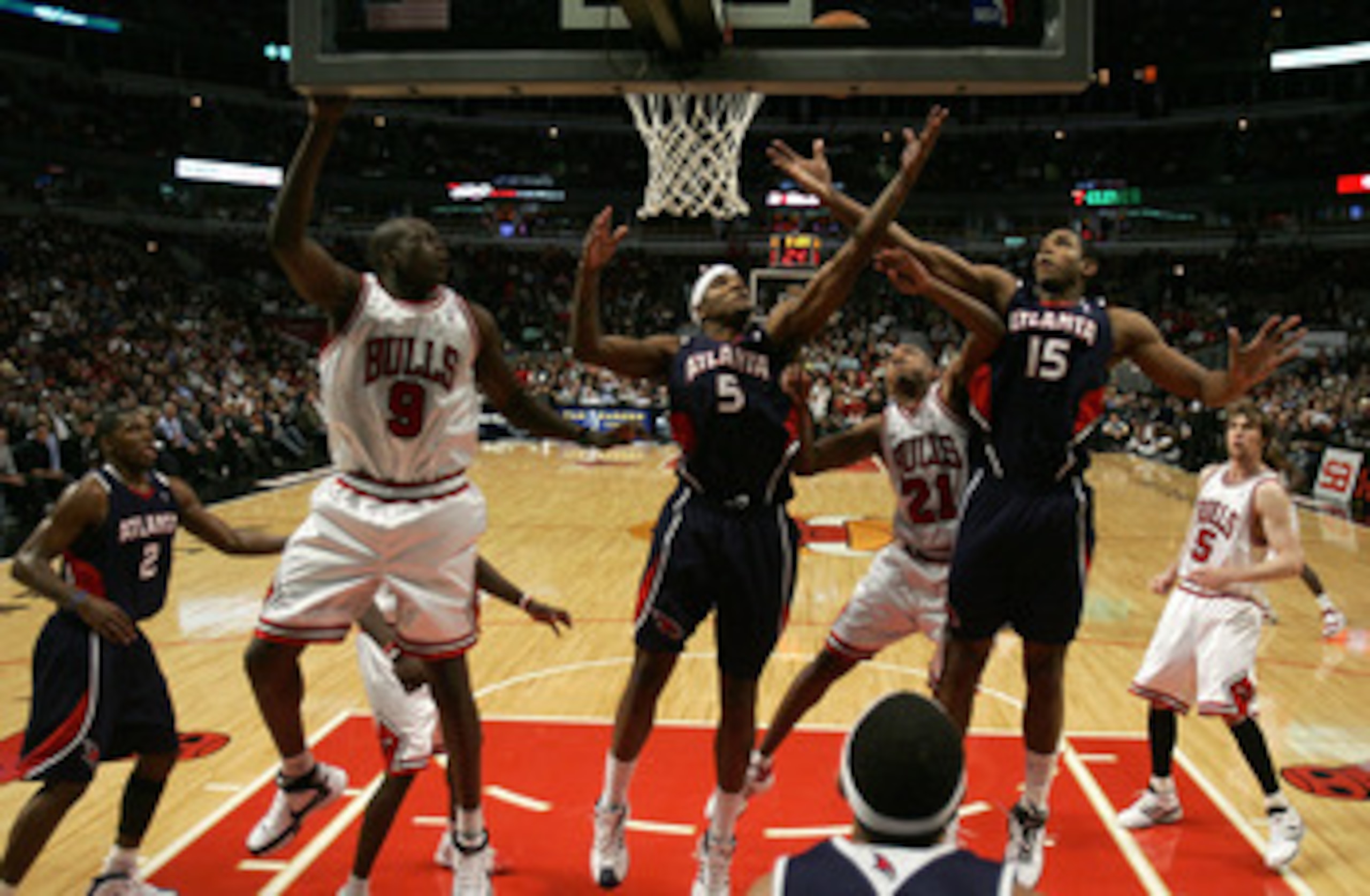CHICAGO - NOVEMBER 27:  Josh Smith #5 and Al Horford #15 of the Atlanta Hawks reach for a rebound against Chris Duhon #21 and Luol Deng #9 of the Chicago Bulls at the United Center on November 27, 2007 in Chicago, Illinois.  NOTE TO USER: User expressly a