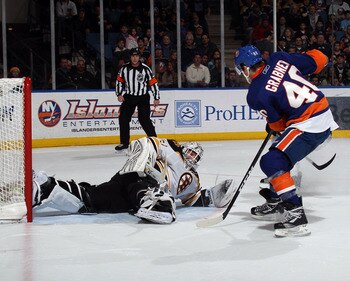 UNIONDALE, NY - MARCH 11: Tim Thomas #30 of the Boston Bruins stops Michael Grabner #40 of the New York Islanders during the second period at the Nassau Coliseum on March 11, 2011 in Uniondale, New York.  (Photo by Bruce Bennett/Getty Images)